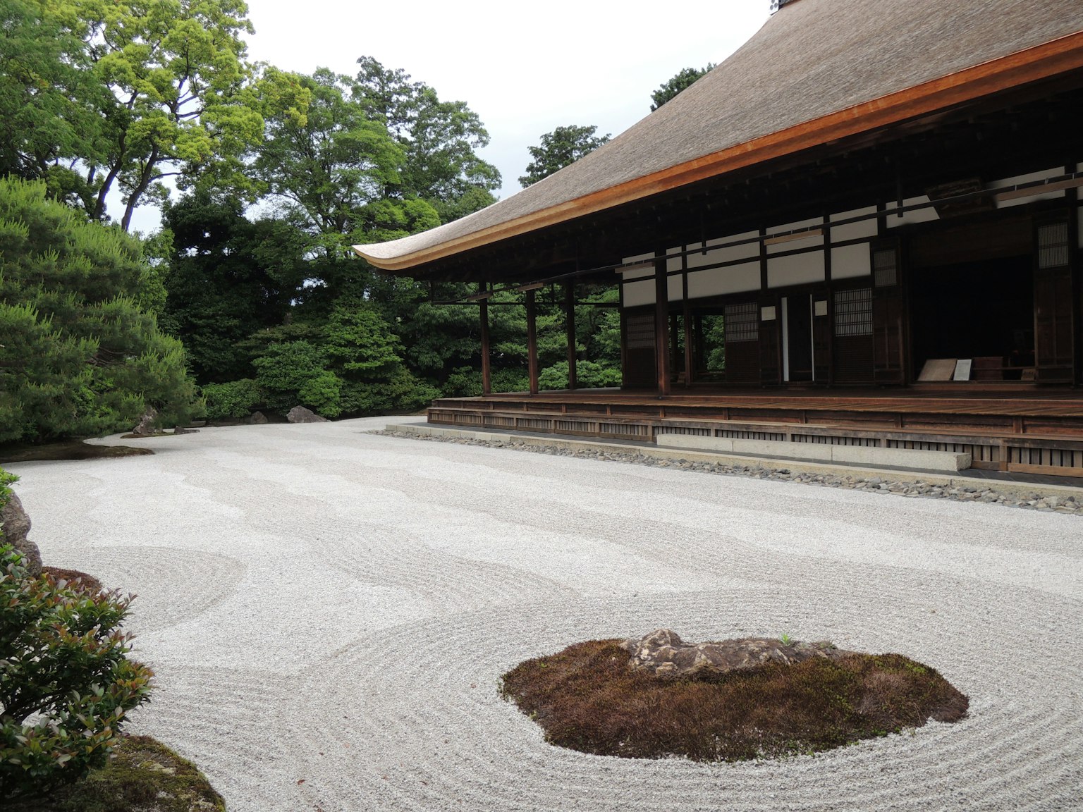 Taman Jepang tradisional dengan rumah teh, jalur kerikil putih, dan vegetasi subur