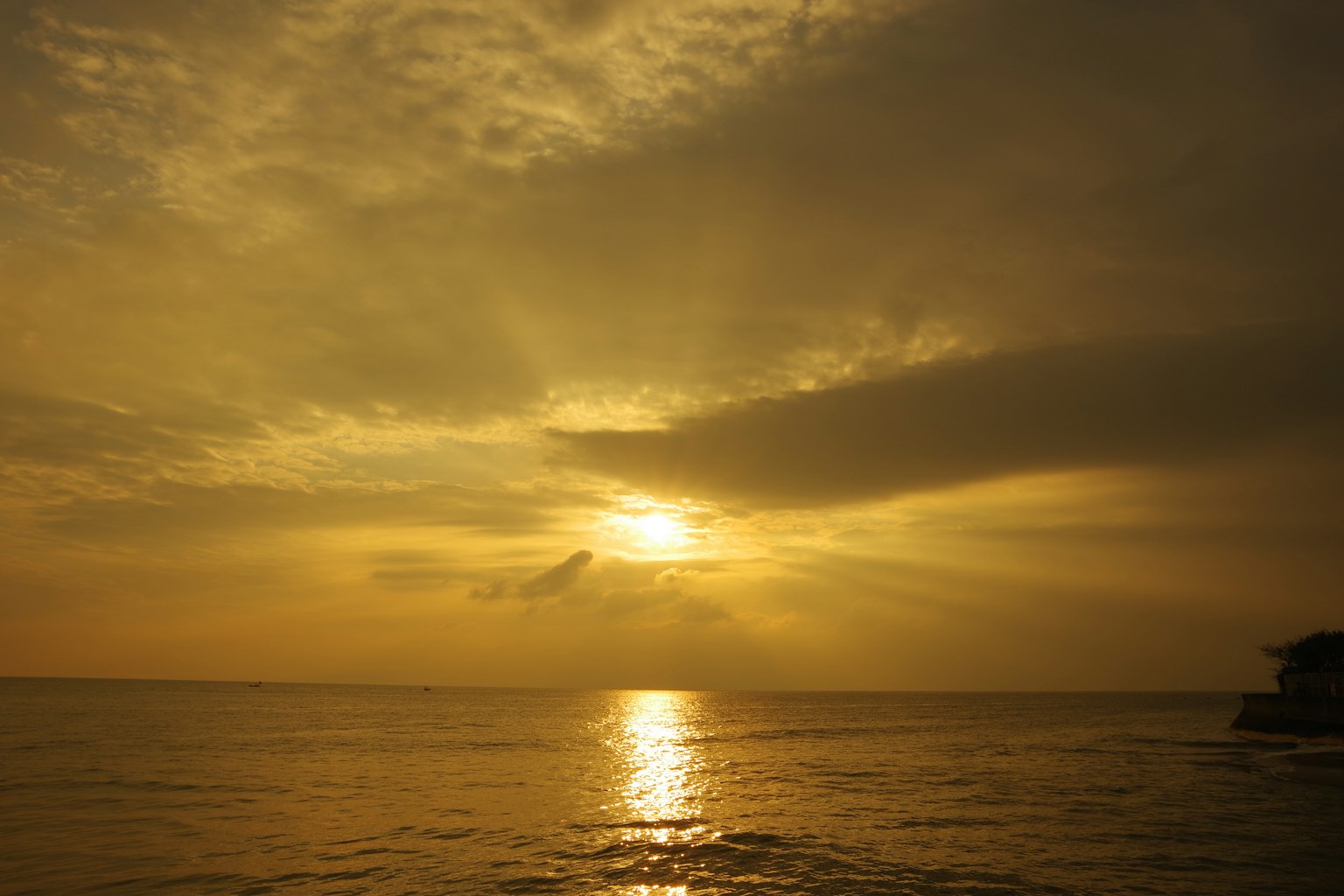 Bellissimo paesaggio con il tramonto che si riflette sull'oceano