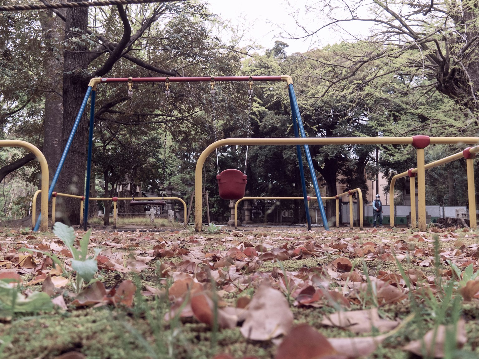 公園秋千被落葉包圍