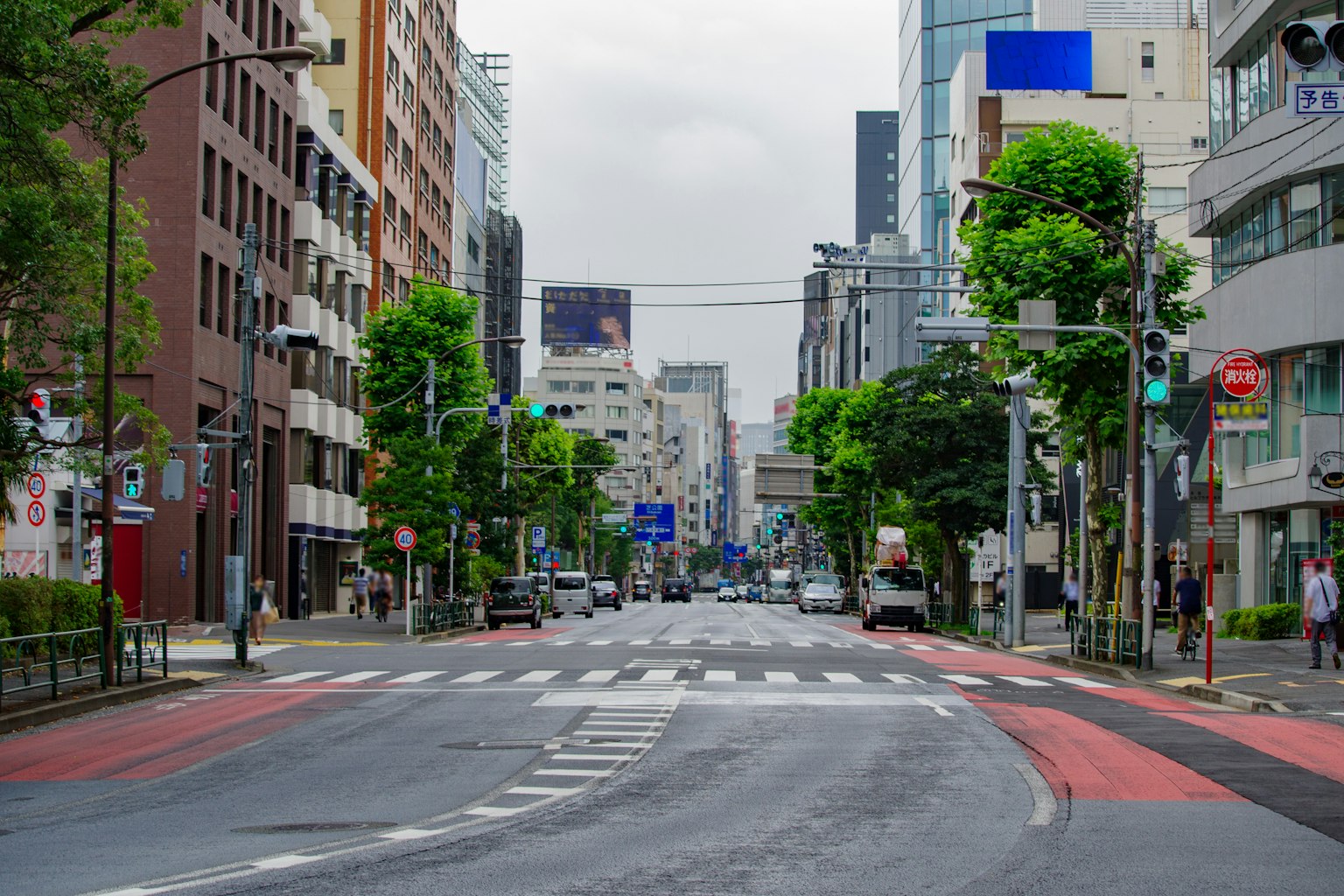 Strada urbana tranquilla fiancheggiata da alberi verdi e edifici