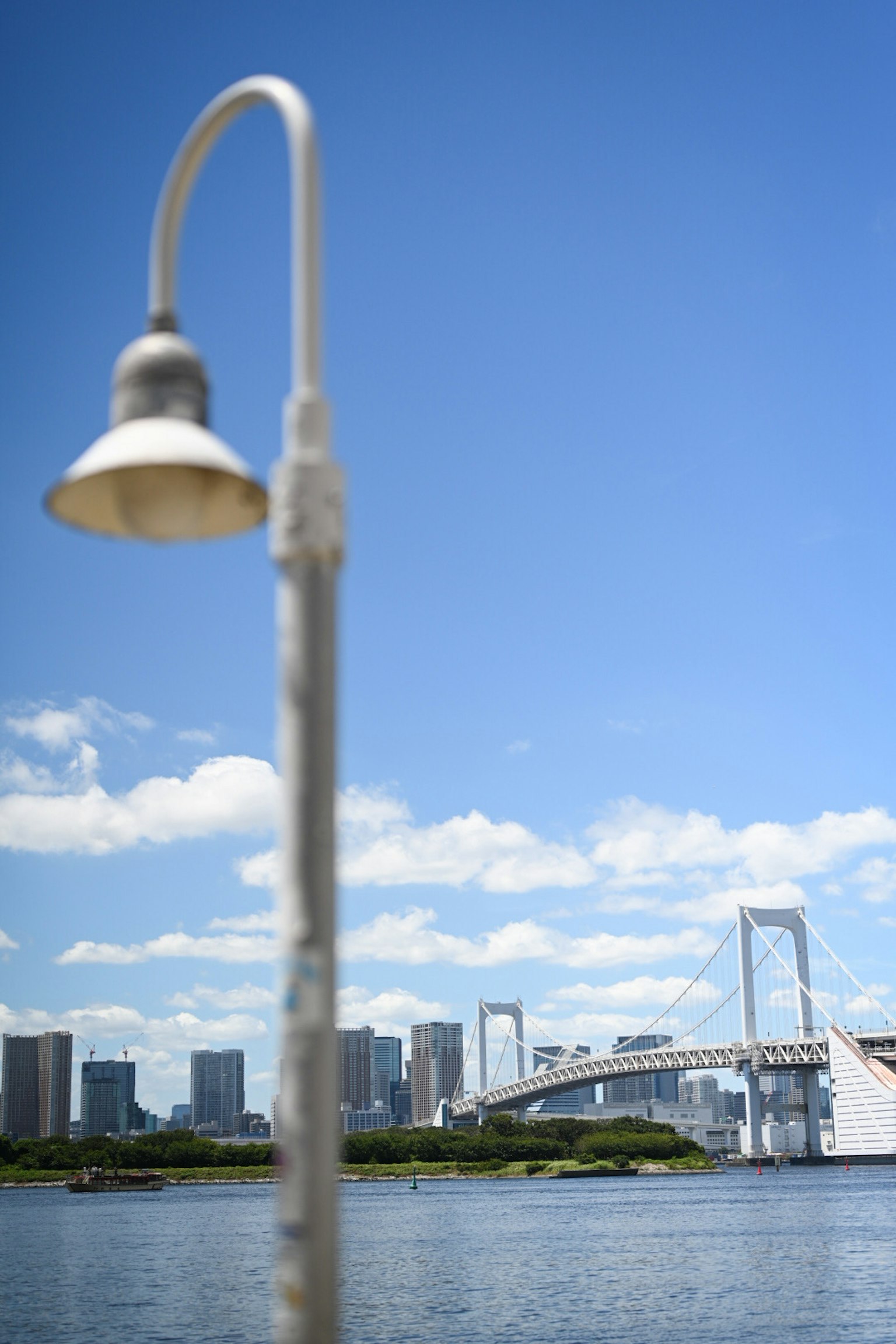 Laterne mit der Rainbow Bridge und der Skyline der Stadt unter blauem Himmel