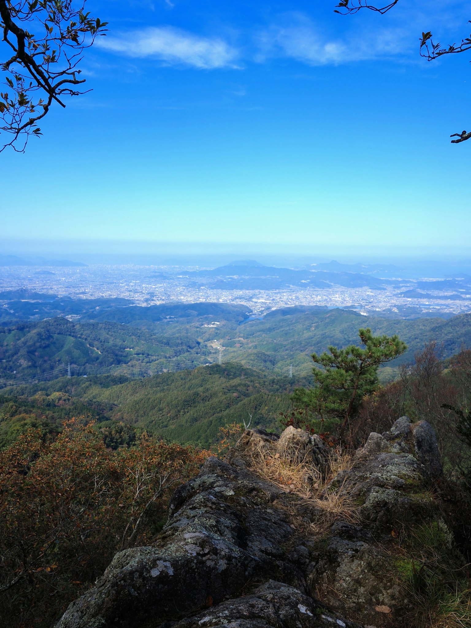 Pemandangan indah pegunungan dan lembah di bawah langit biru cerah