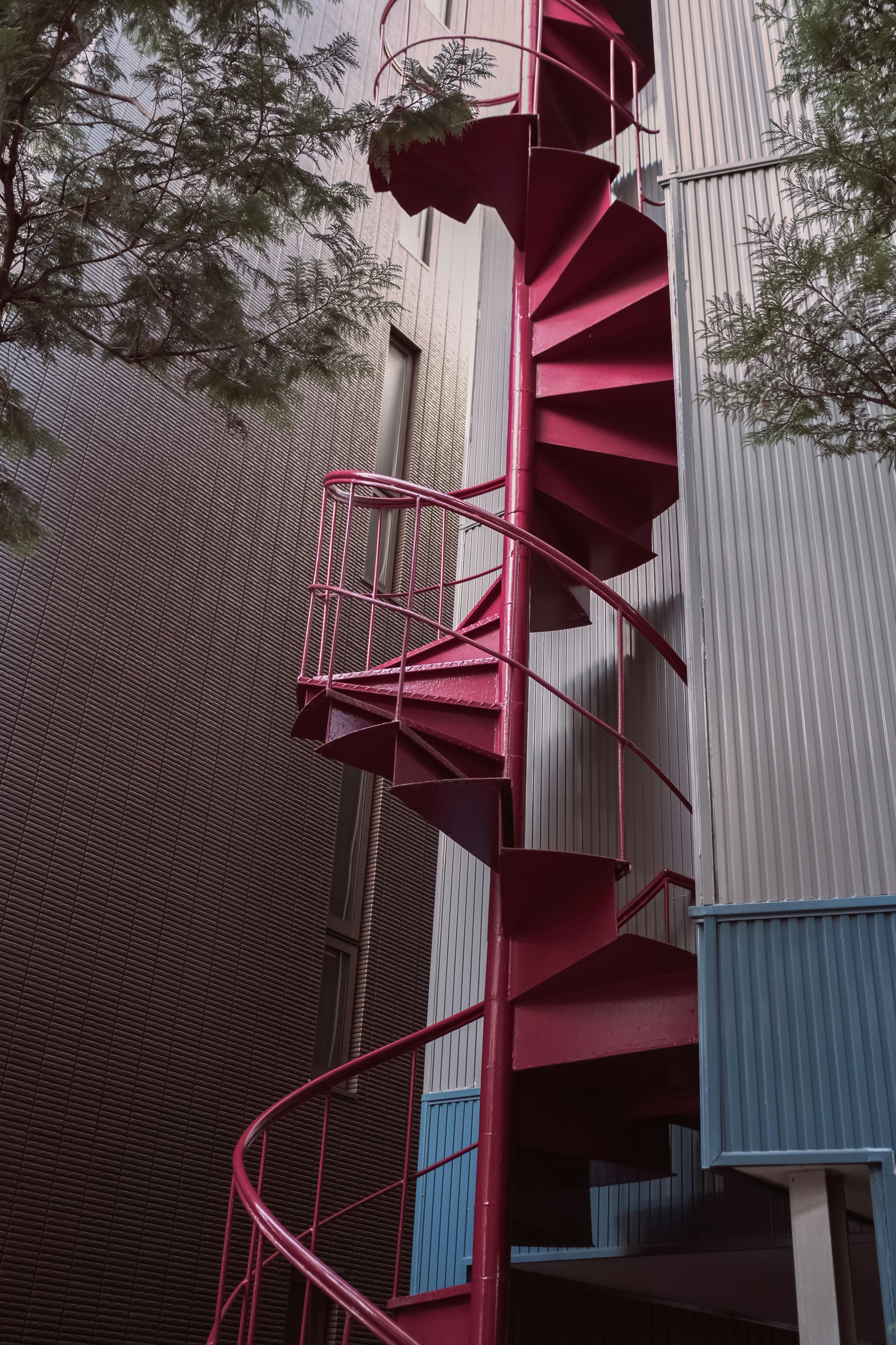 紅色螺旋樓梯的工業建築外觀