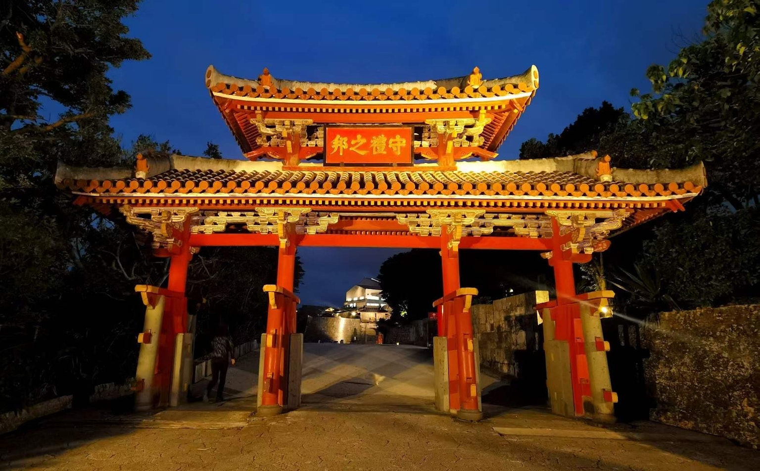 夜晚靜謐中閃爍的美麗紅色大門