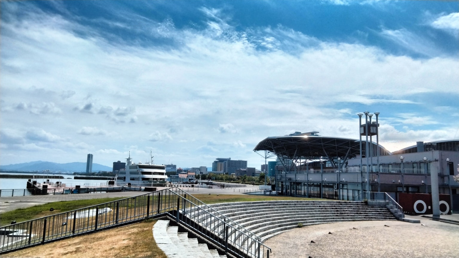 Stade côtier avec un ciel bleu clair