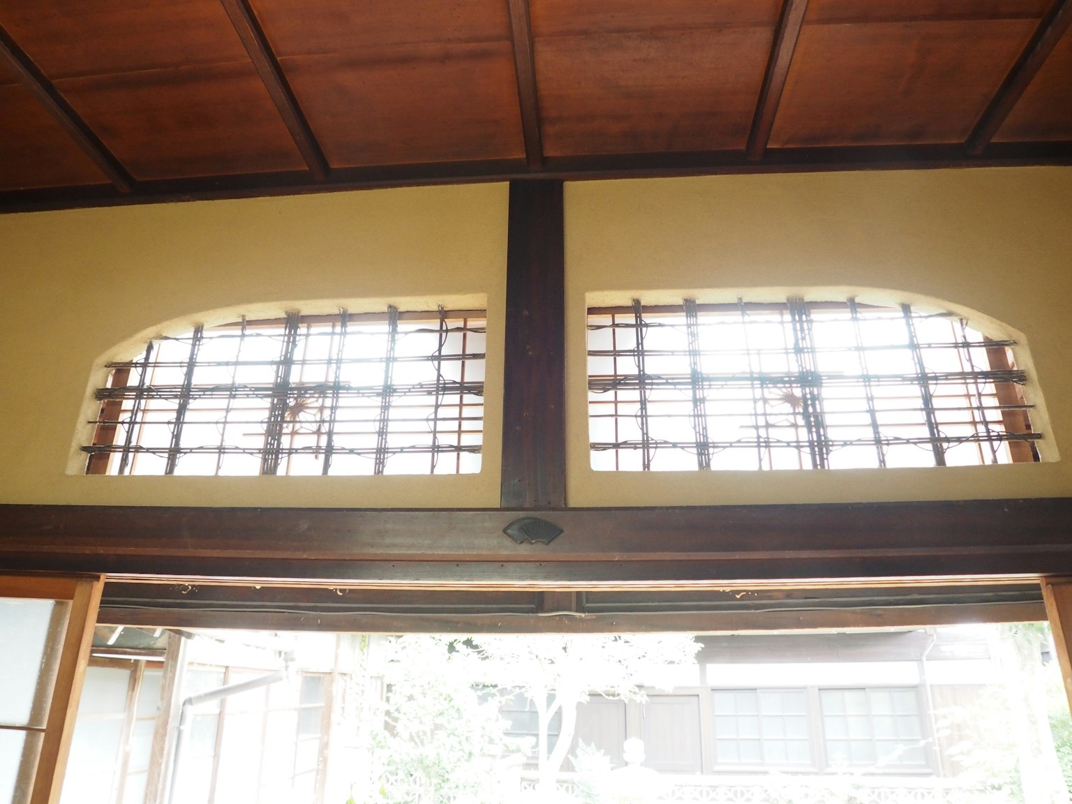 Fensterdesign eines traditionellen japanischen Hauses mit Holz-Gitter und hellem Licht