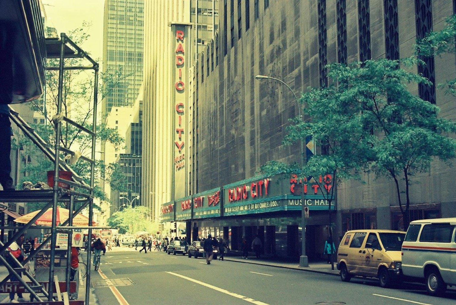 Cảnh bên ngoài của Radio City Music Hall và cảnh đường phố ở New York