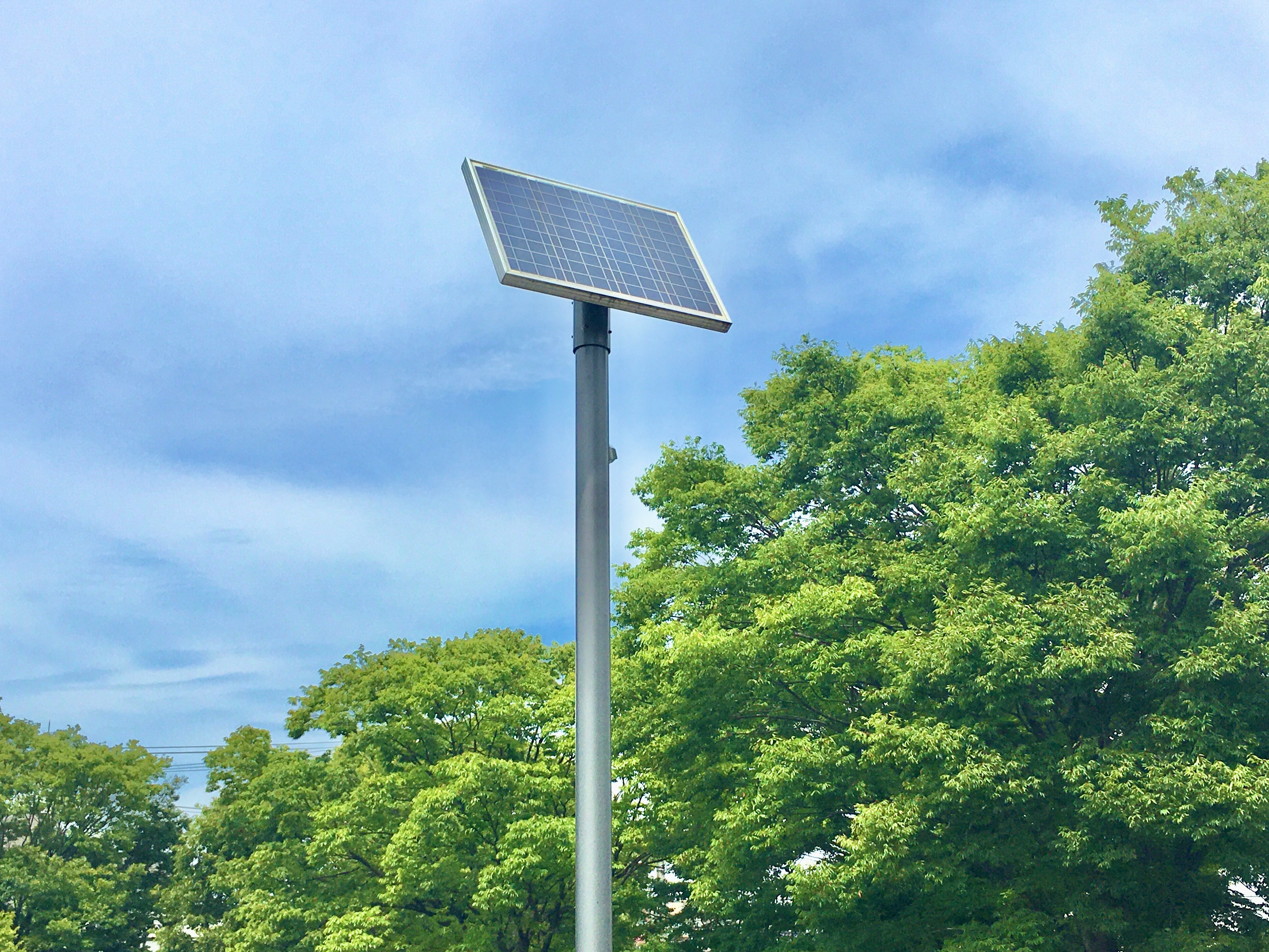 pannello solare all’aperto con alberi verdi