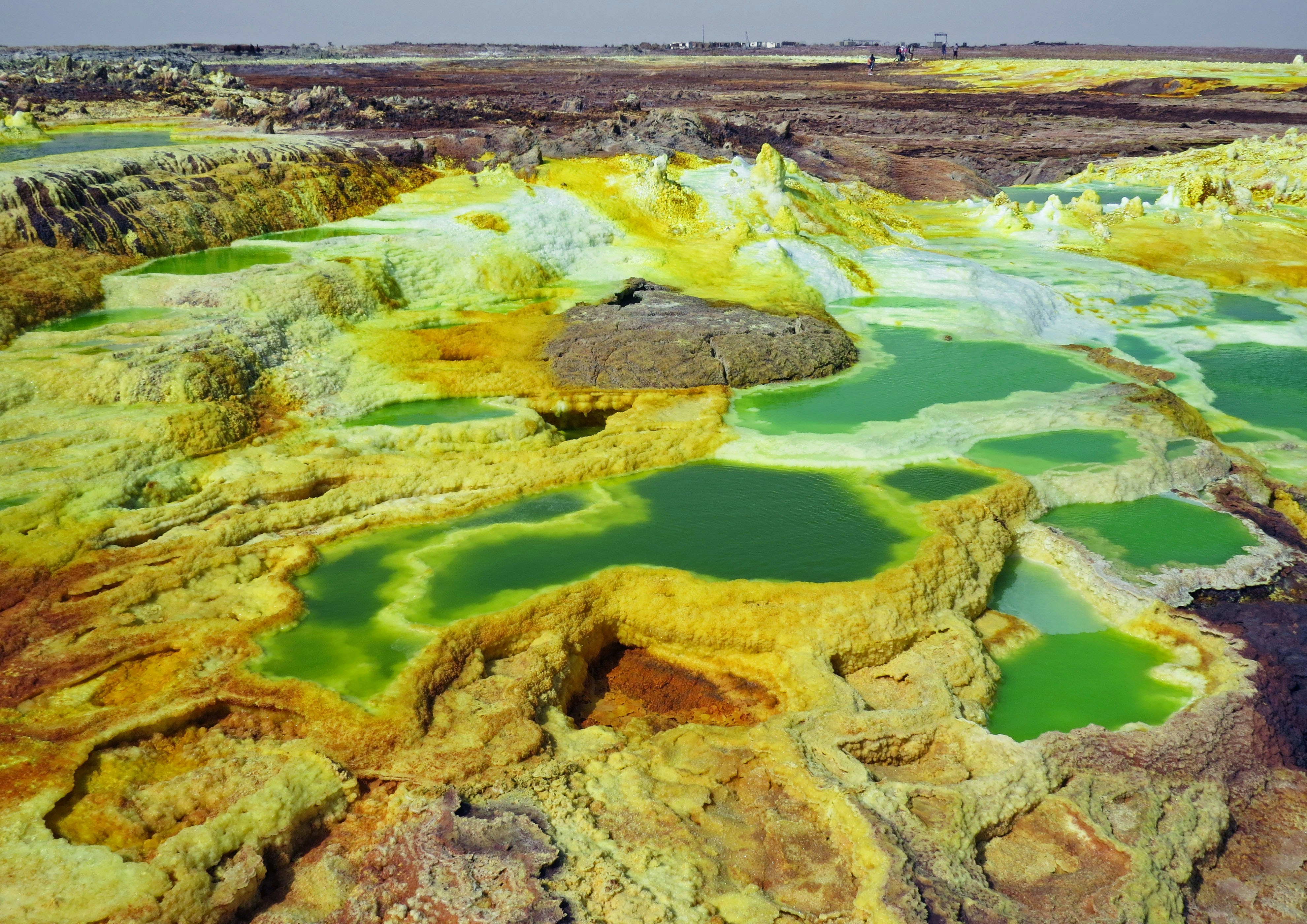 bassins géothermiques verts et jaunes aux dépôts soufrés