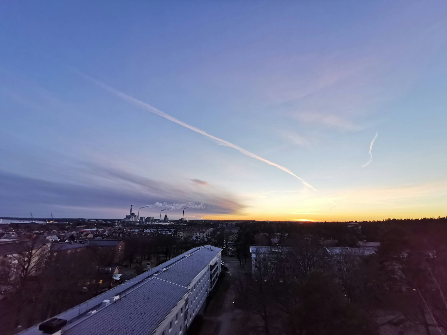 Vue du coucher de soleil avec silhouette urbaine et ciel coloré