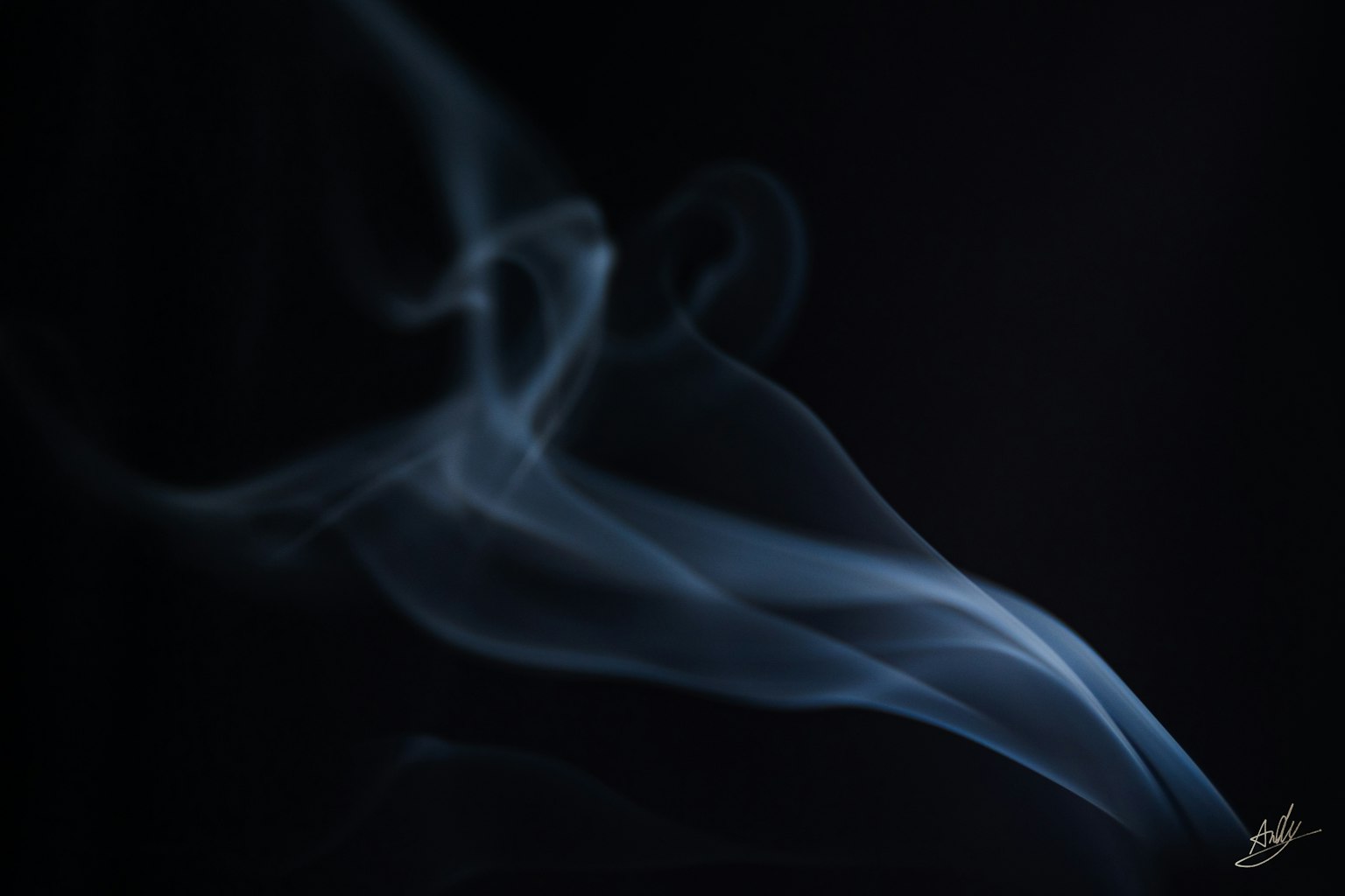 黑色背景上的藍色煙霧流動