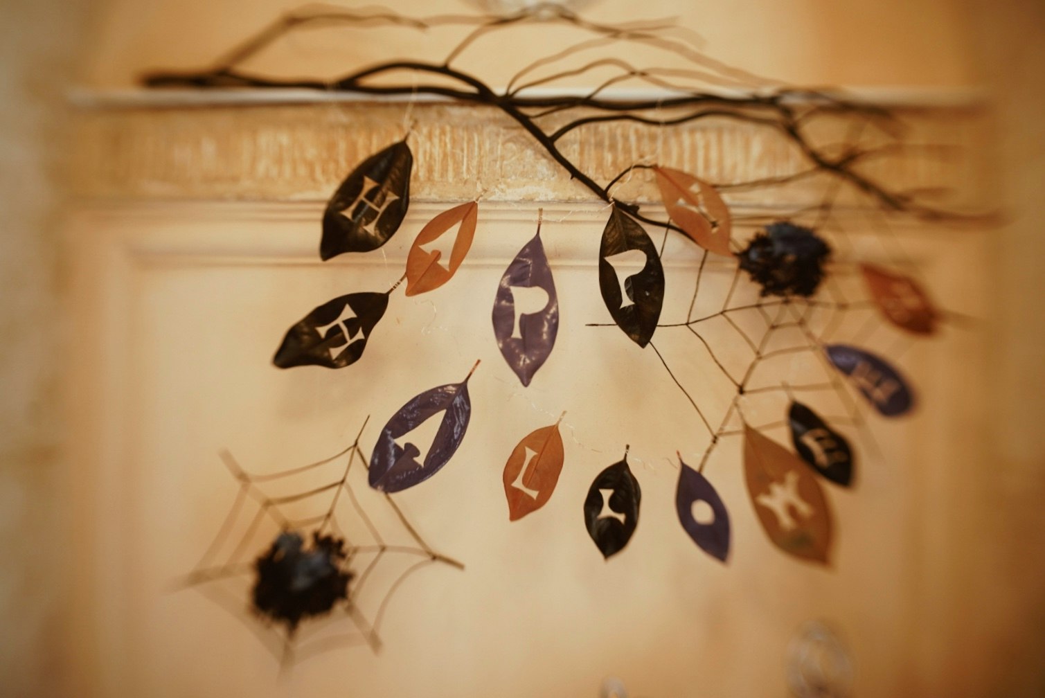 décoration murale avec pochoirs de silhouettes de feuilles