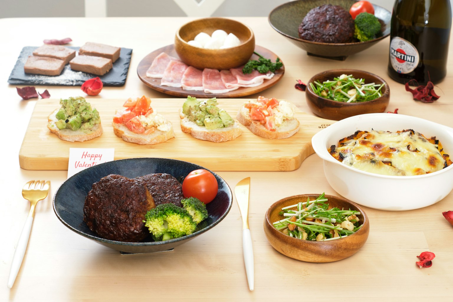 Eine schön angerichtete japanische Mahlzeit mit bunten Gerichten und Schalen