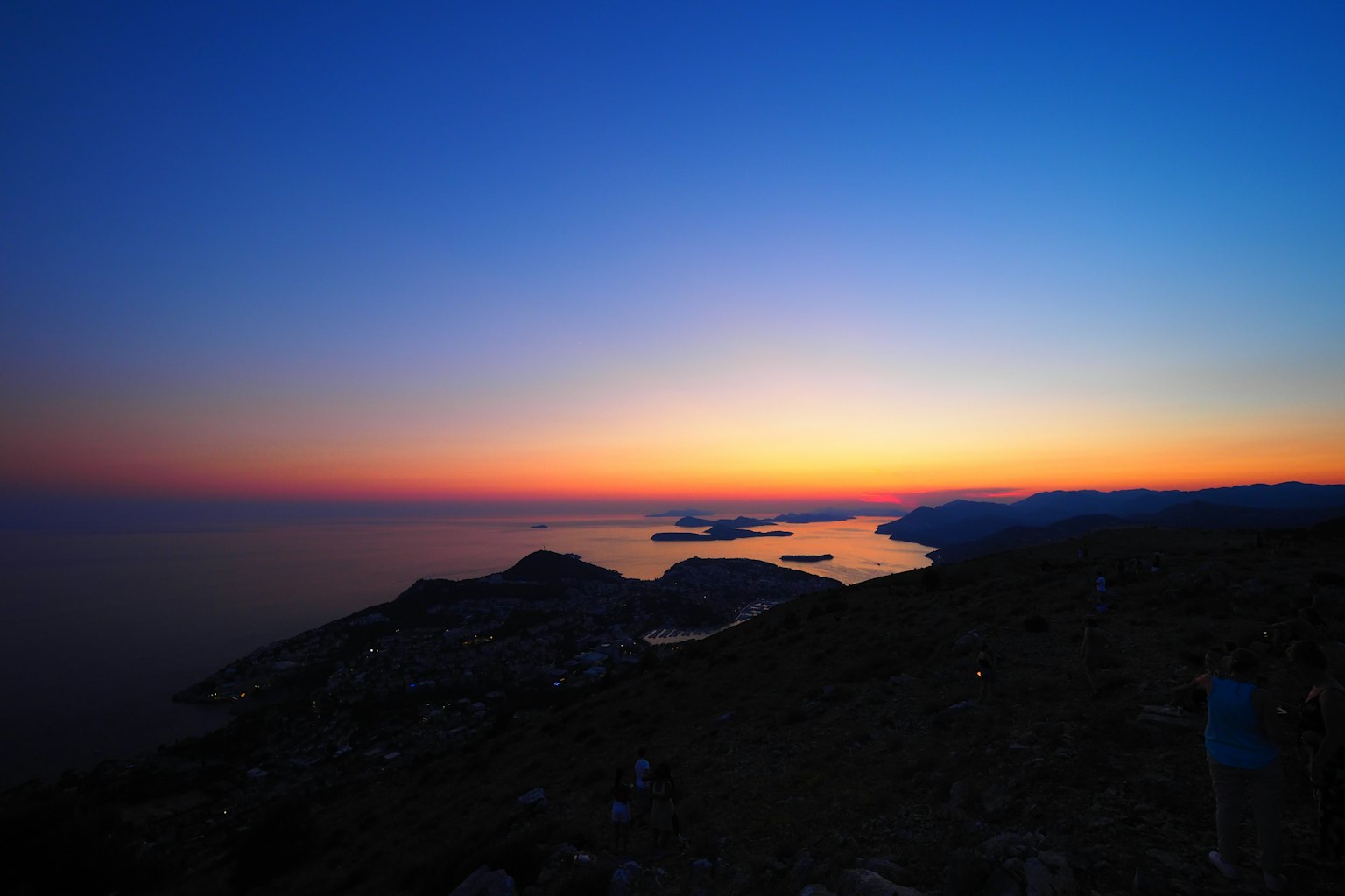 Stupendo tramonto sul mare con sfumature di blu e arancione