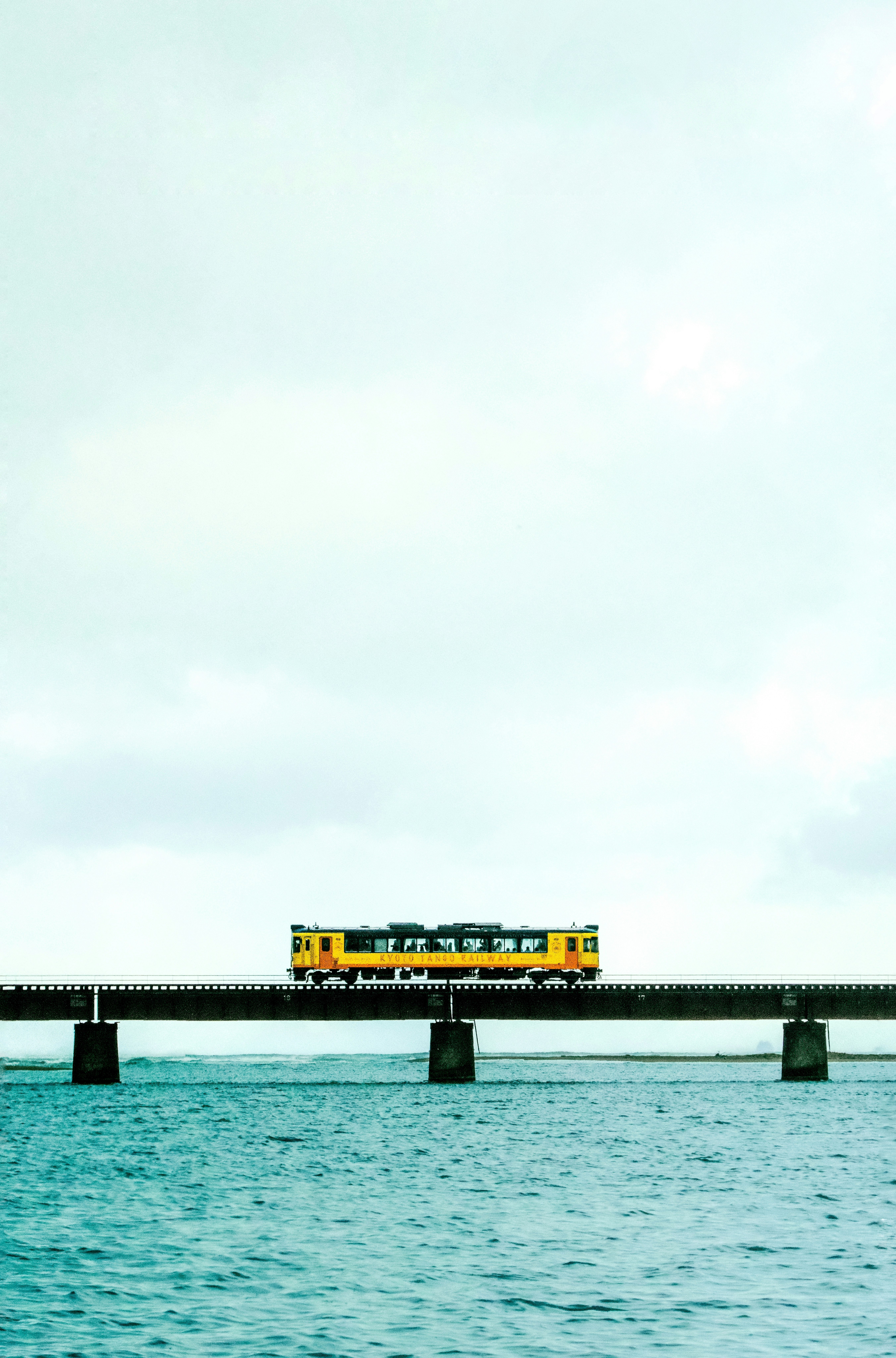 海上を走る丹後鉄道の列車と海の風景