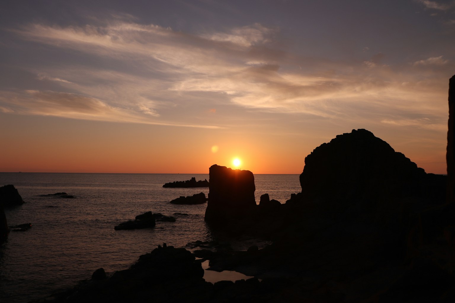 Magnifique coucher de soleil sur l'océan avec des rochers en silhouette