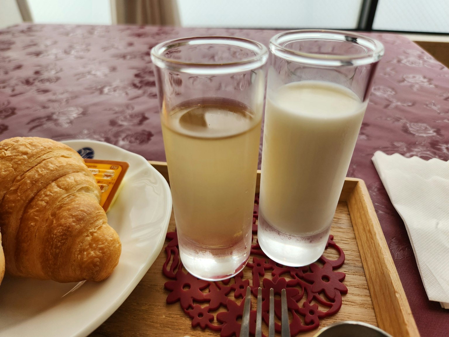 아침 식탁에 있는 두 음료와 크루아상 사진