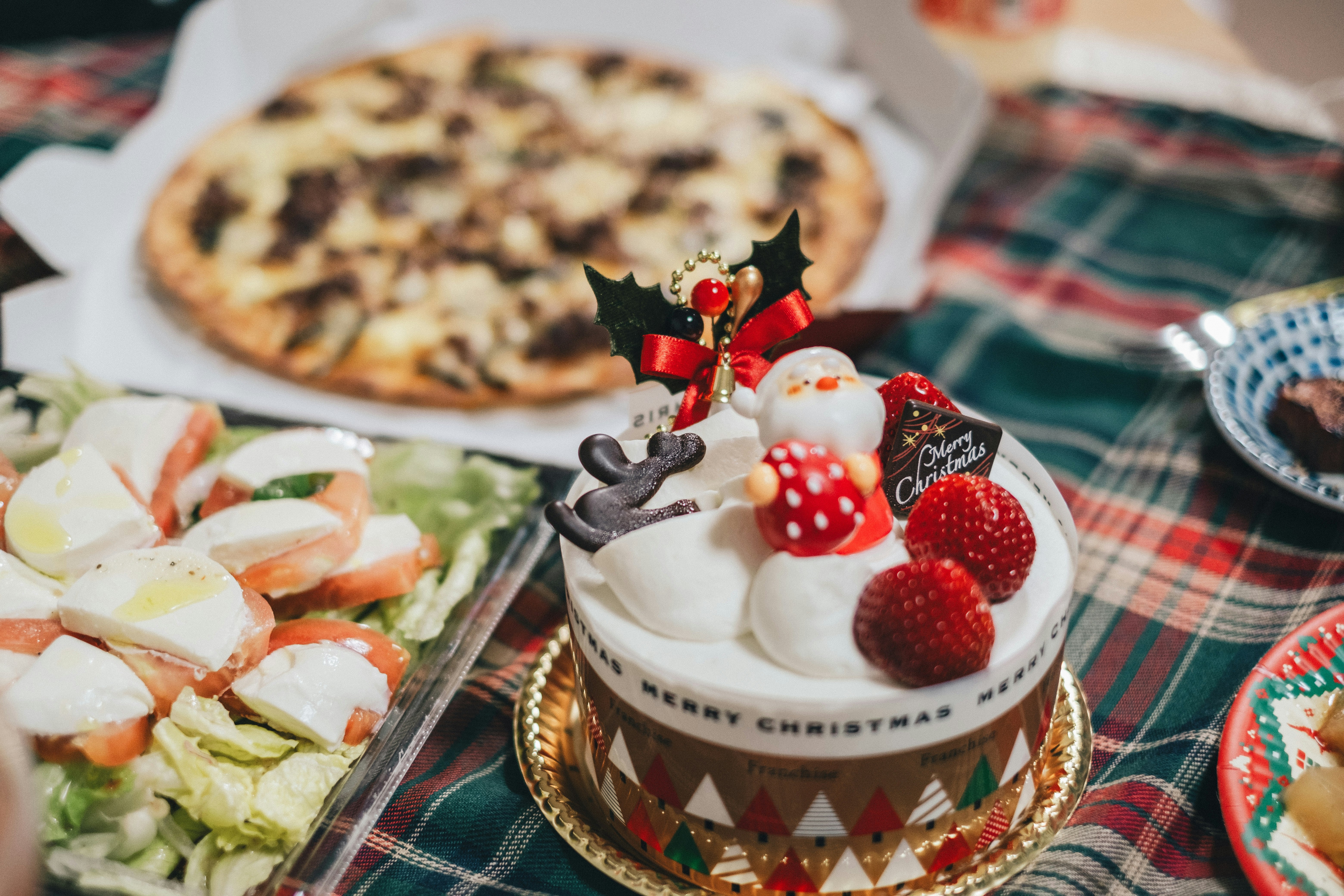 Kue Natal dengan dekorasi bertema Santa di atas meja