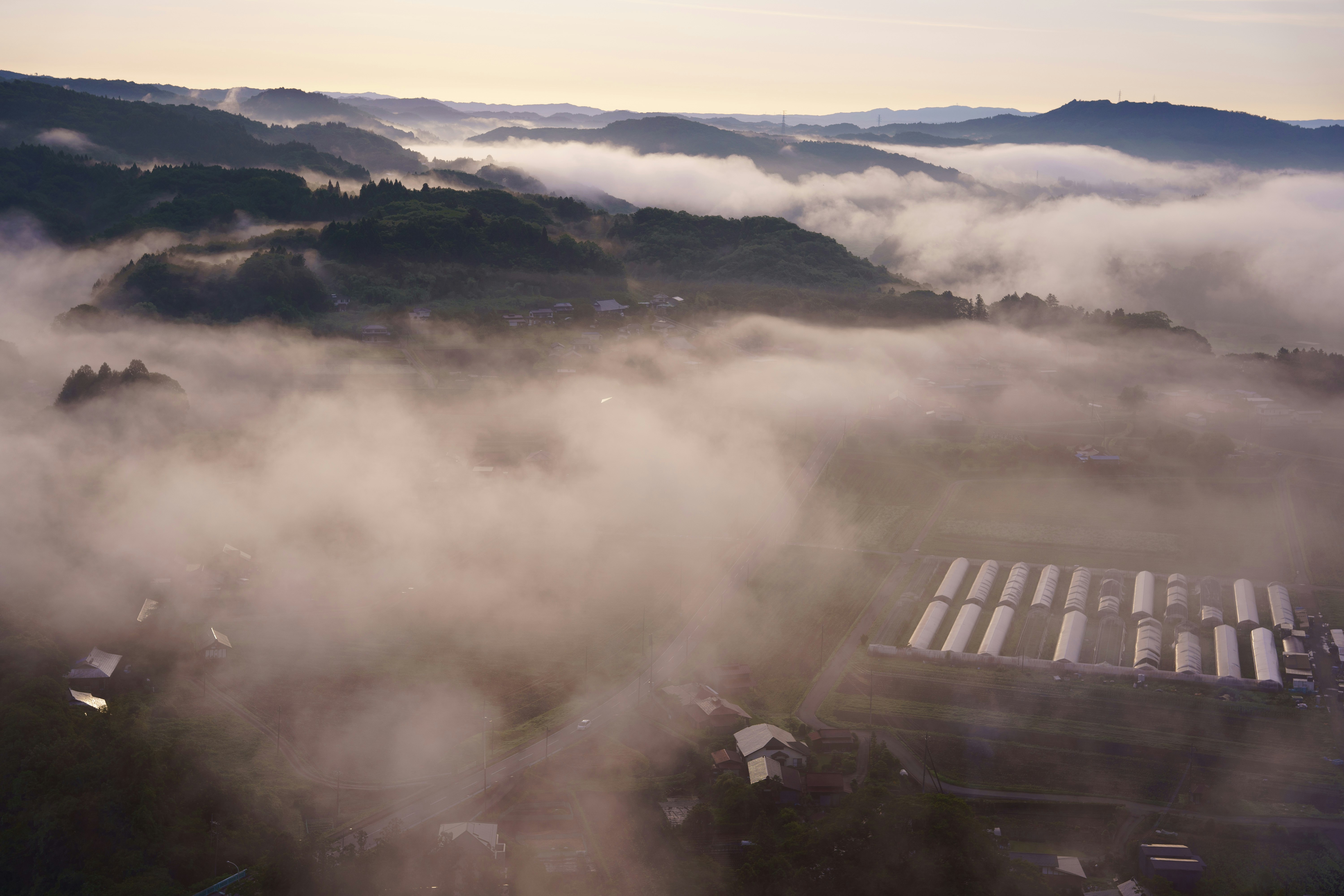 Panorama de crêtes montagneuses dans la brume avec une vue enfumée