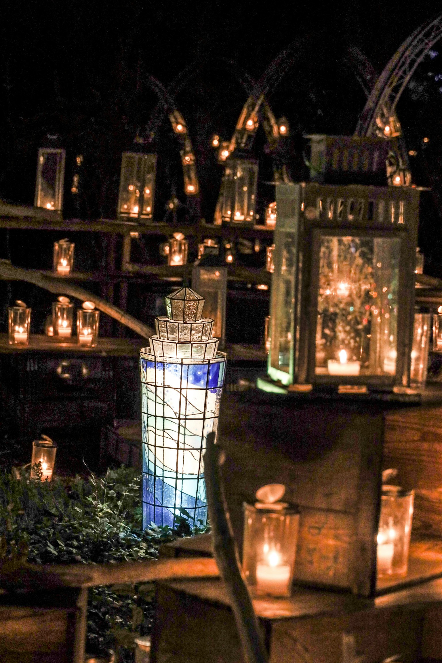 Una scena serena con lanterne che illuminano un giardino