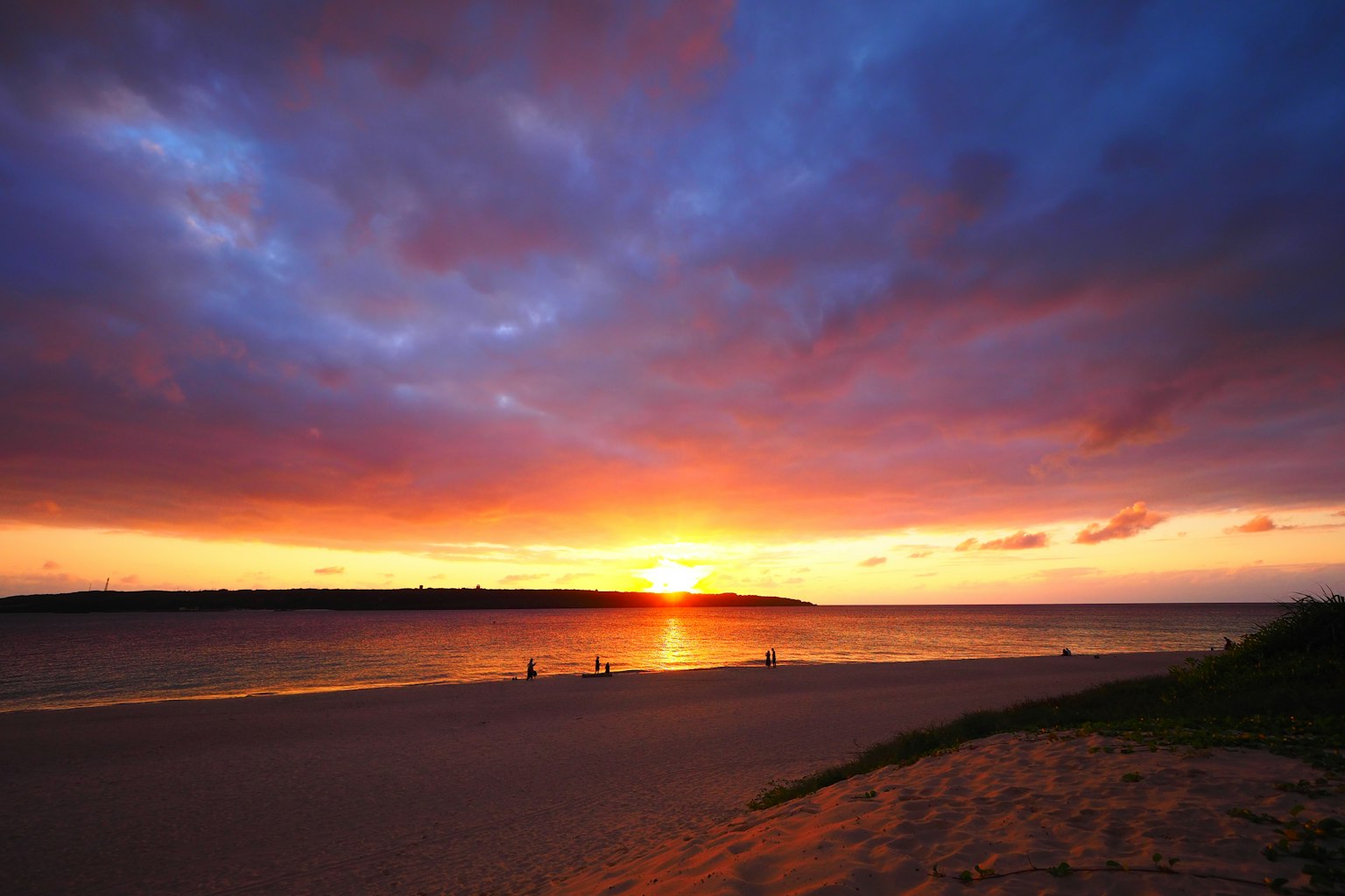Hermosa escena de playa con el atardecer sobre el océano