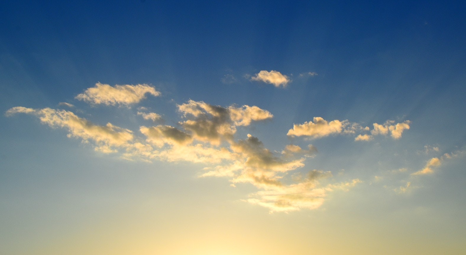 夕方の空に広がる雲のグラデーション