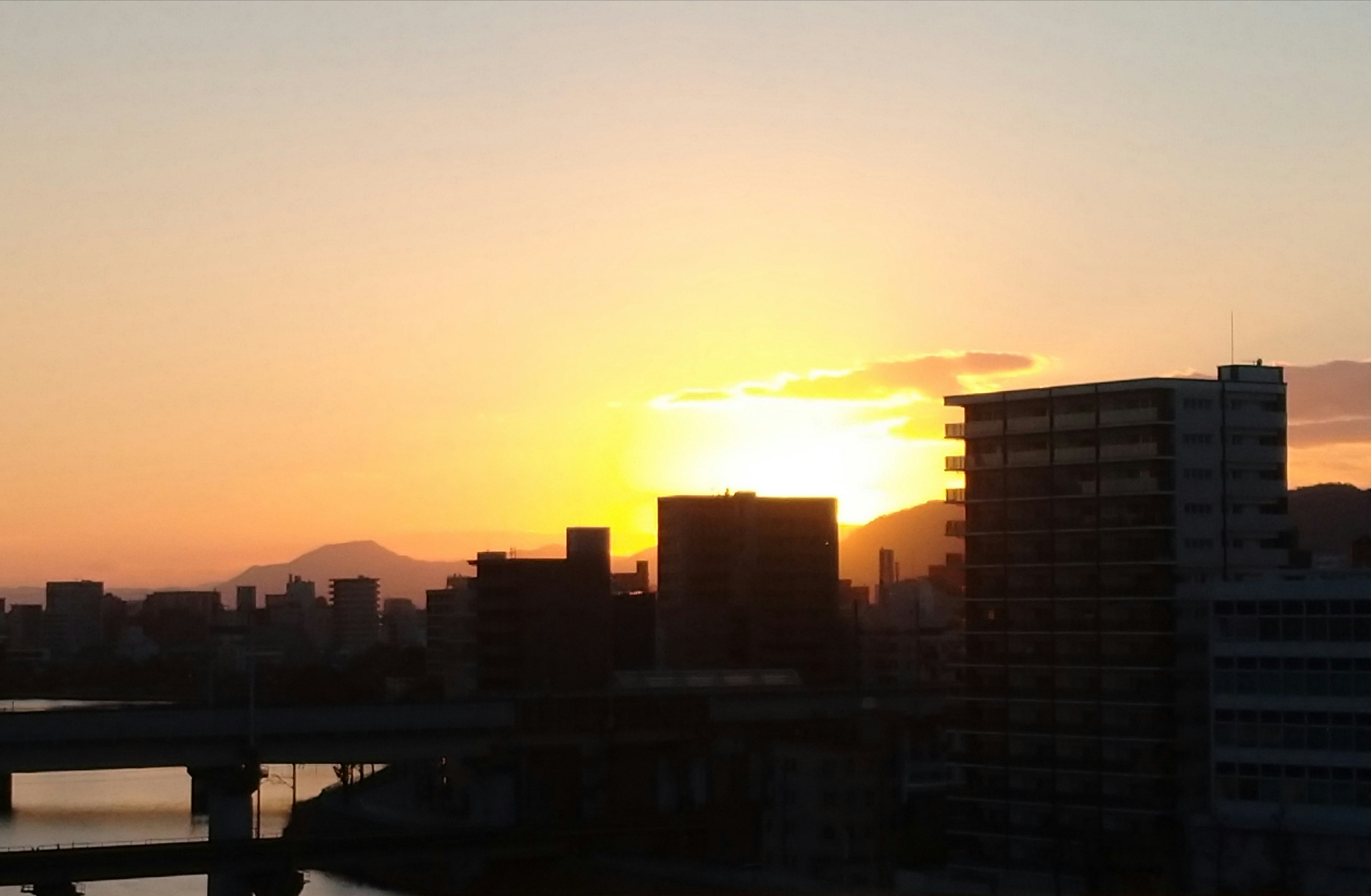 夕日に照らされる街並みと川のある風景