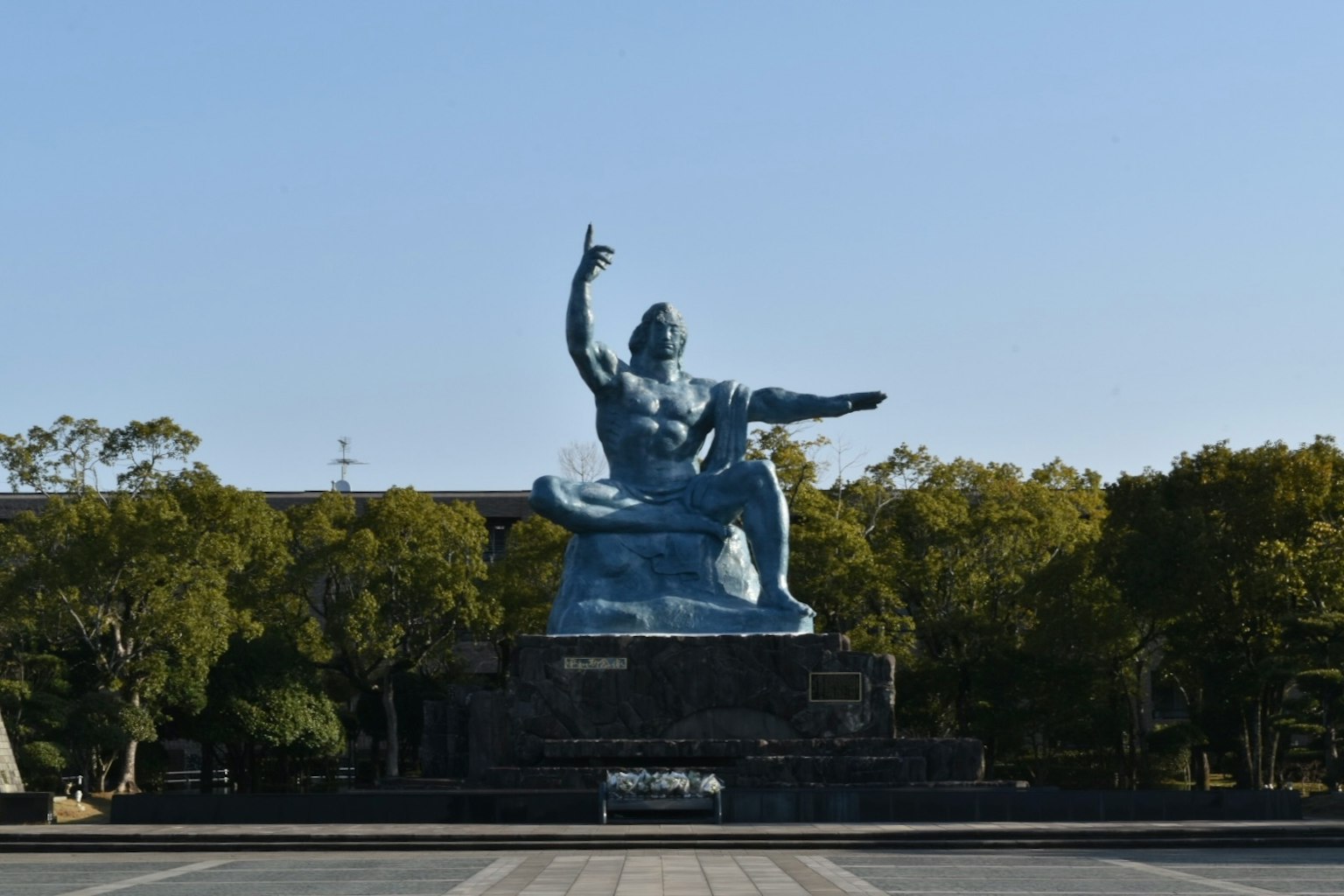 Gran estatua azul sentada en una plaza