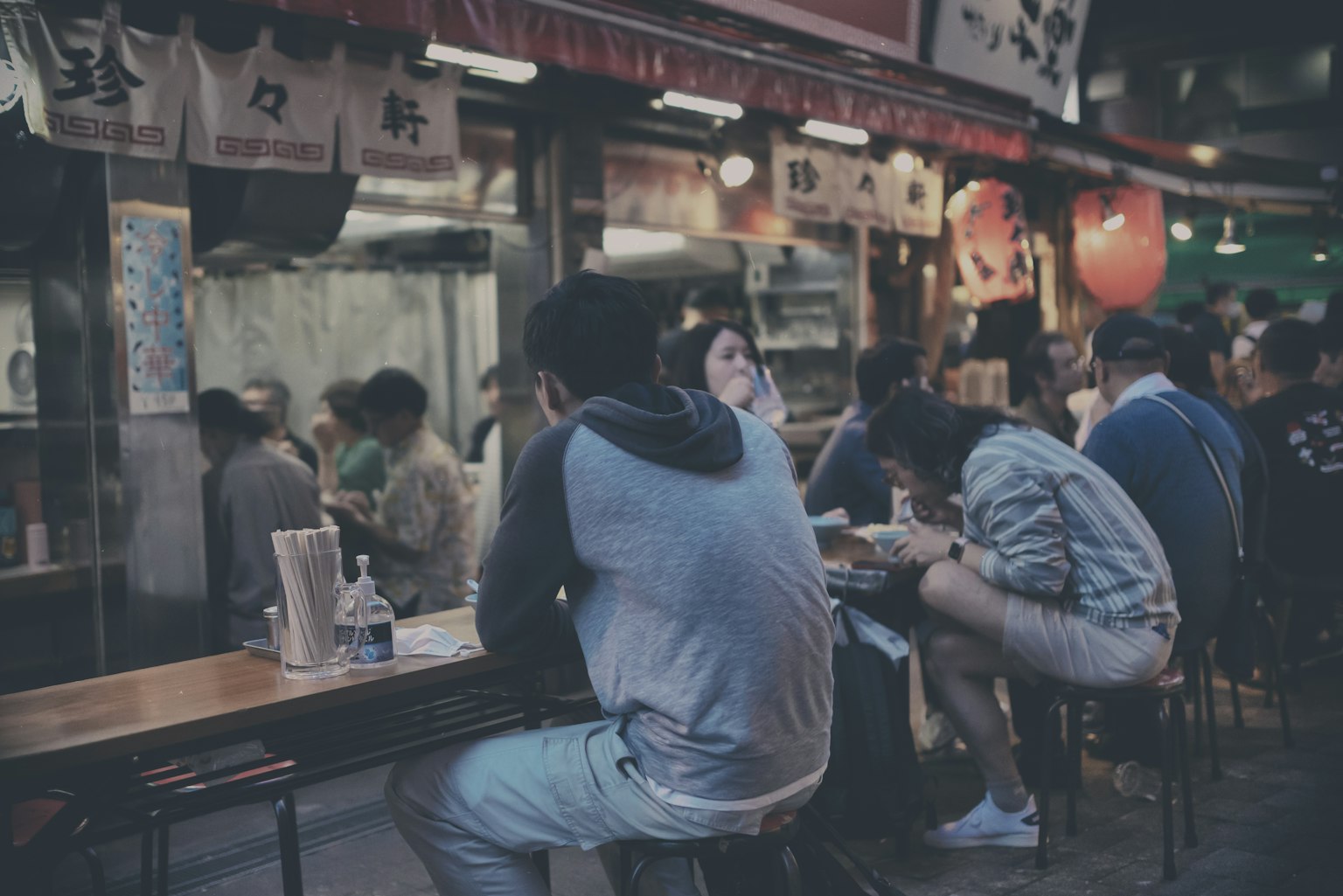 傍晚在小吃攤用餐的人們