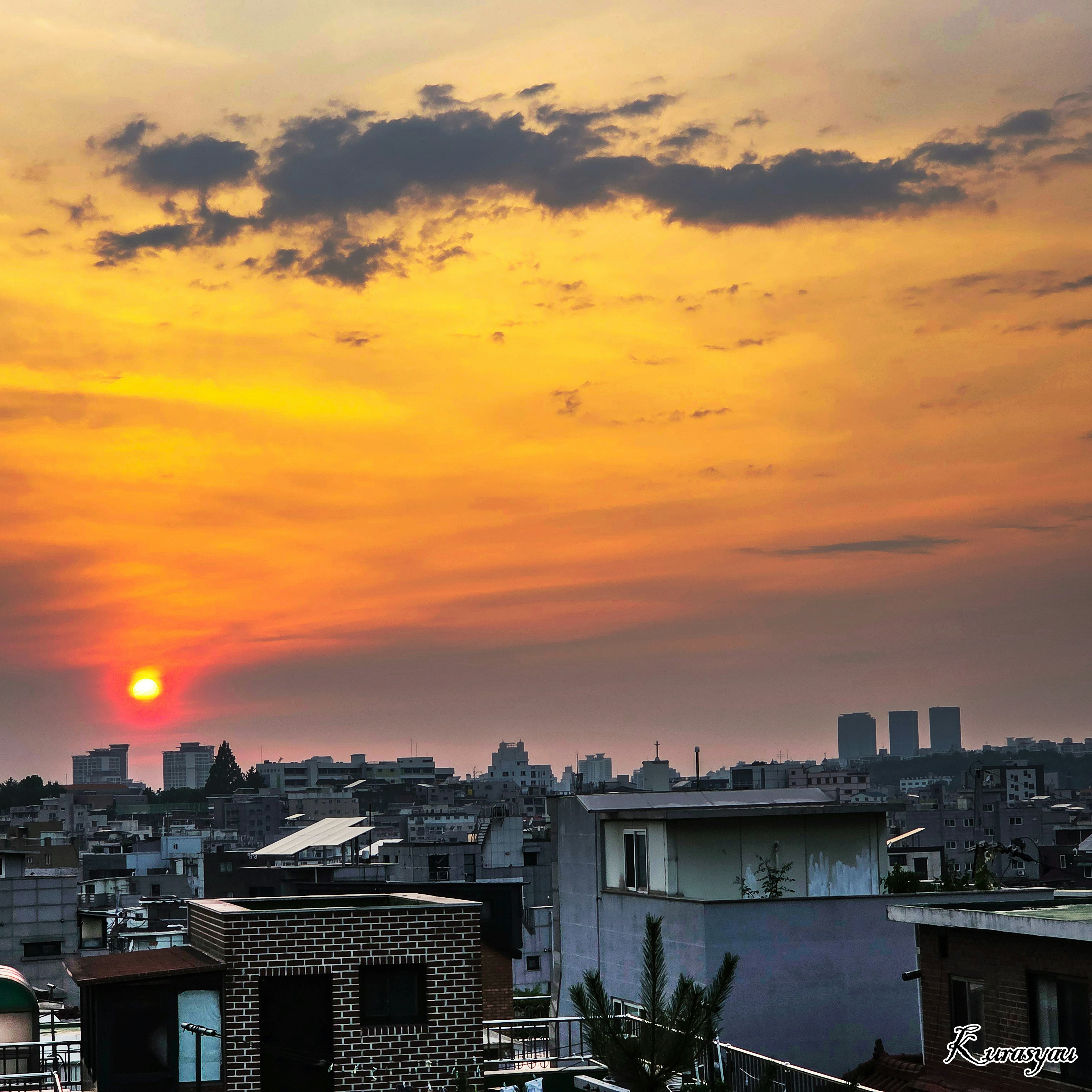 夕焼けの空と屋上から見える街並み