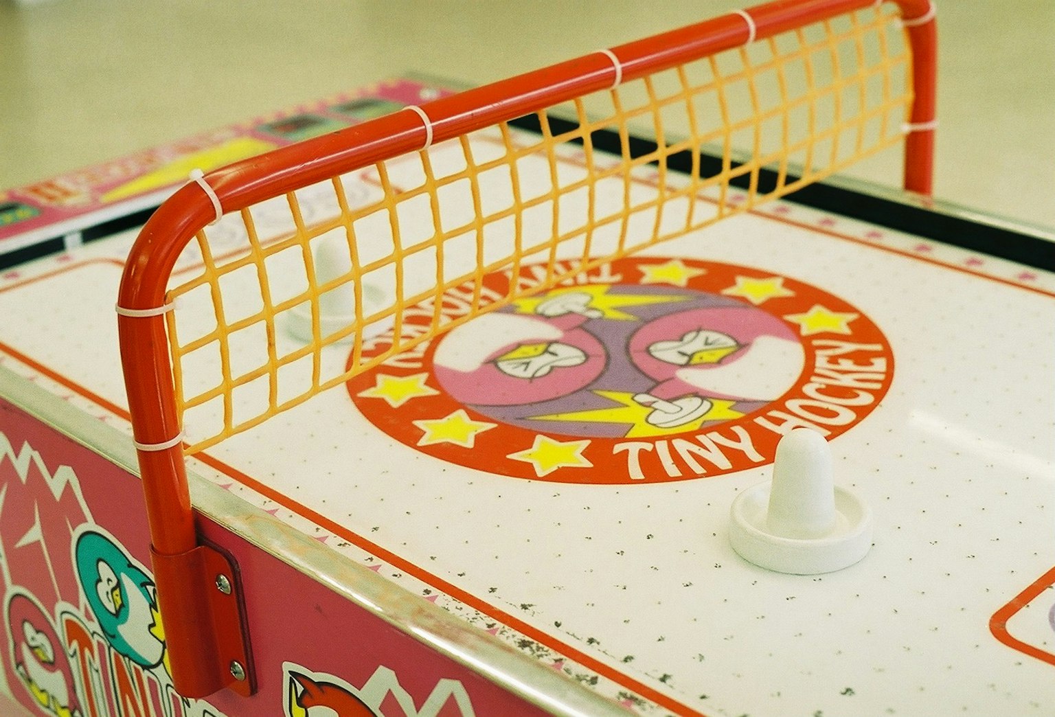 Red de gol roja y diseño colorido de un juego de hockey pequeño