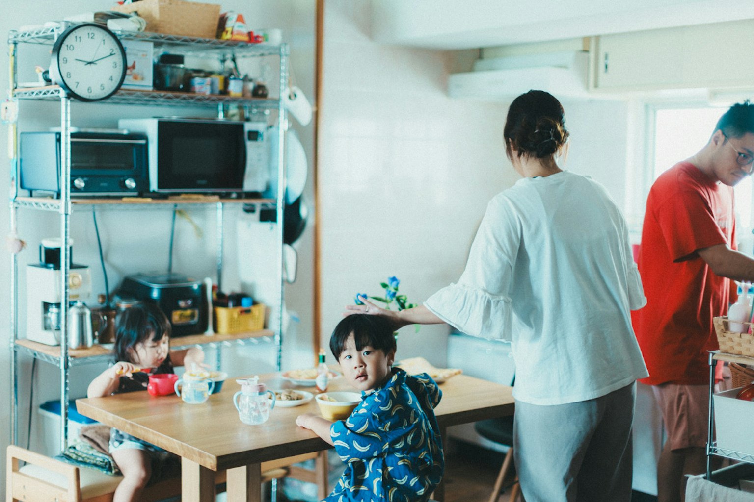 家庭のキッチンで食事をする子供と大人の家族のシーン