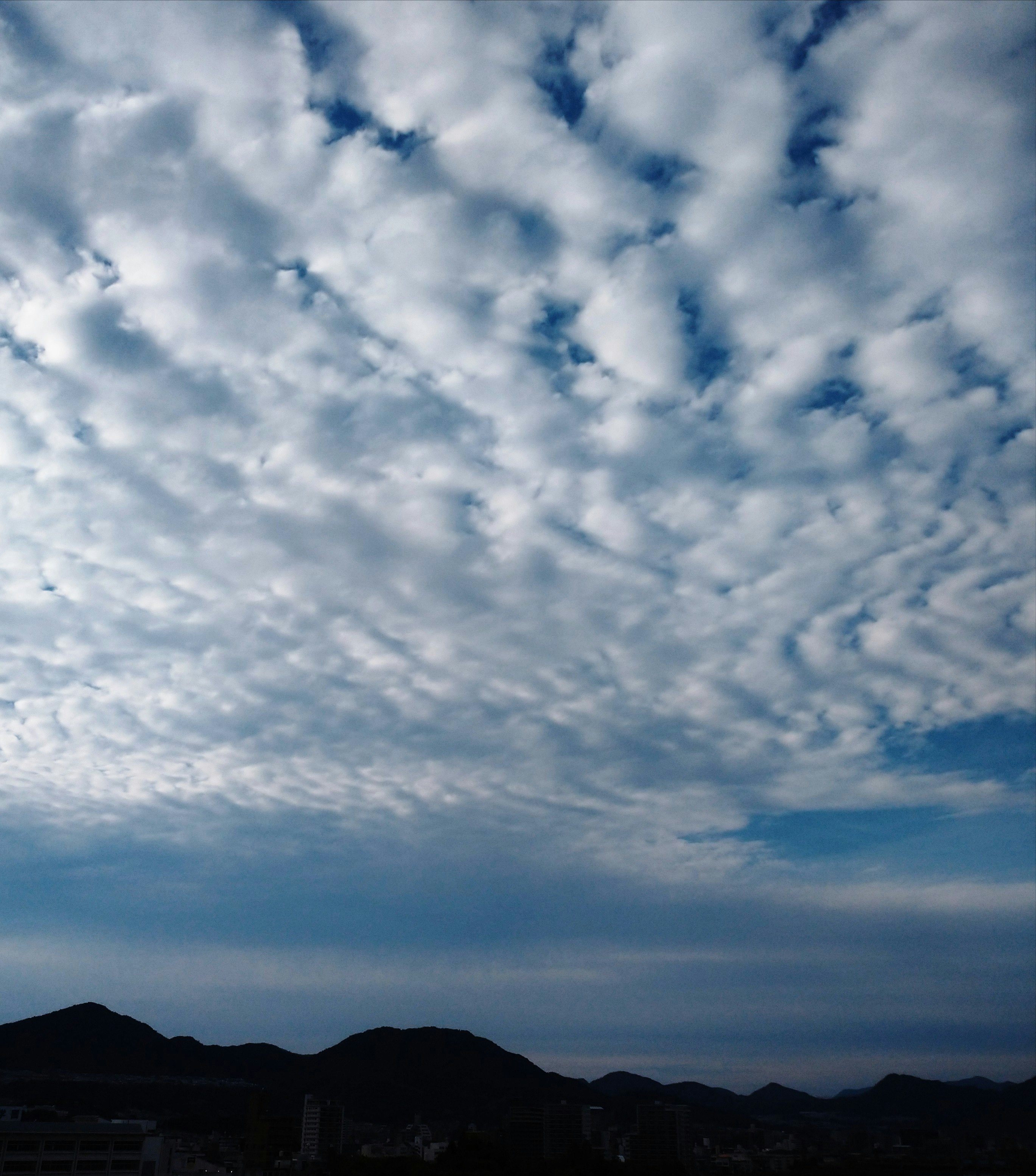 空に広がる雲のグラデーション