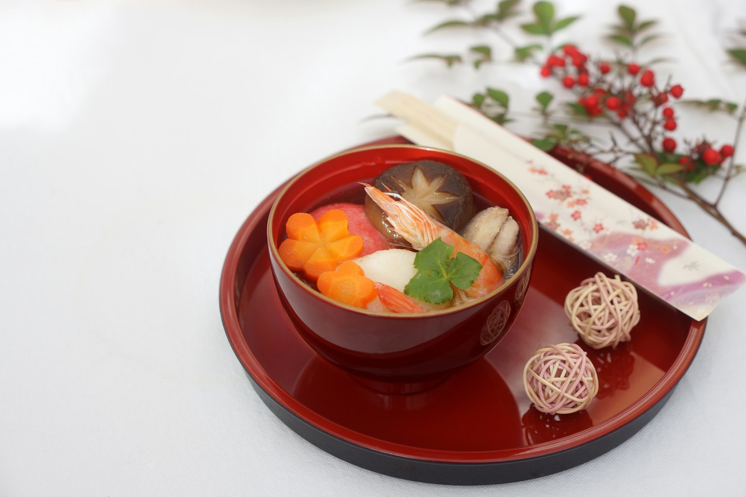 Plat japonais magnifique servi dans un bol rouge avec des décorations d'automne