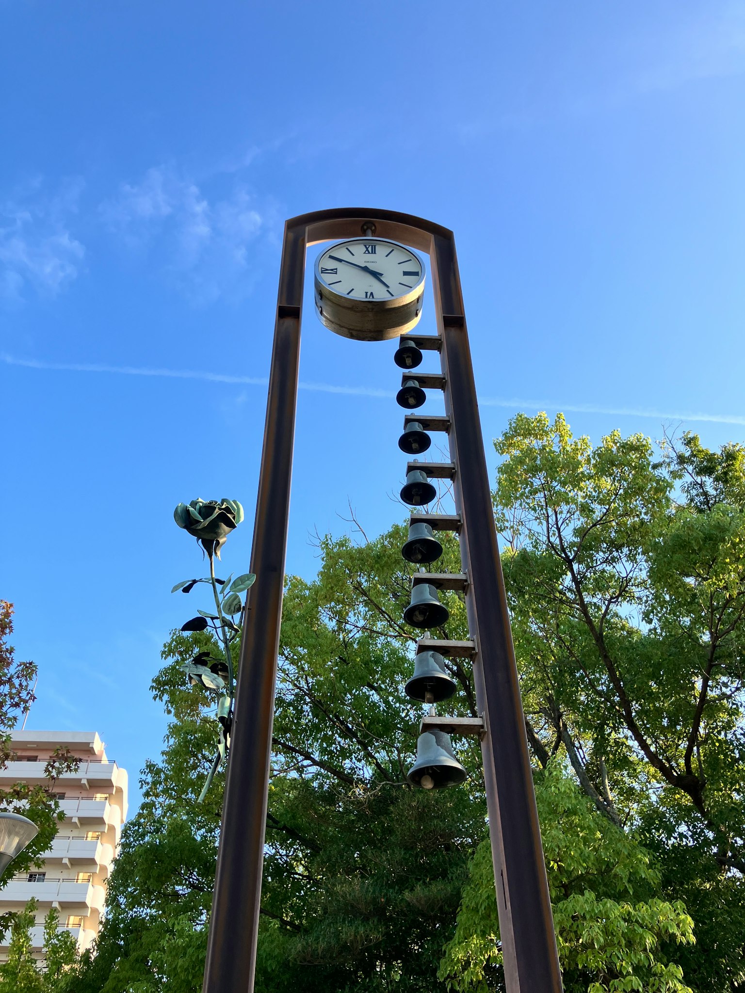 公園場景，帶有鐘表和鐘的雕塑