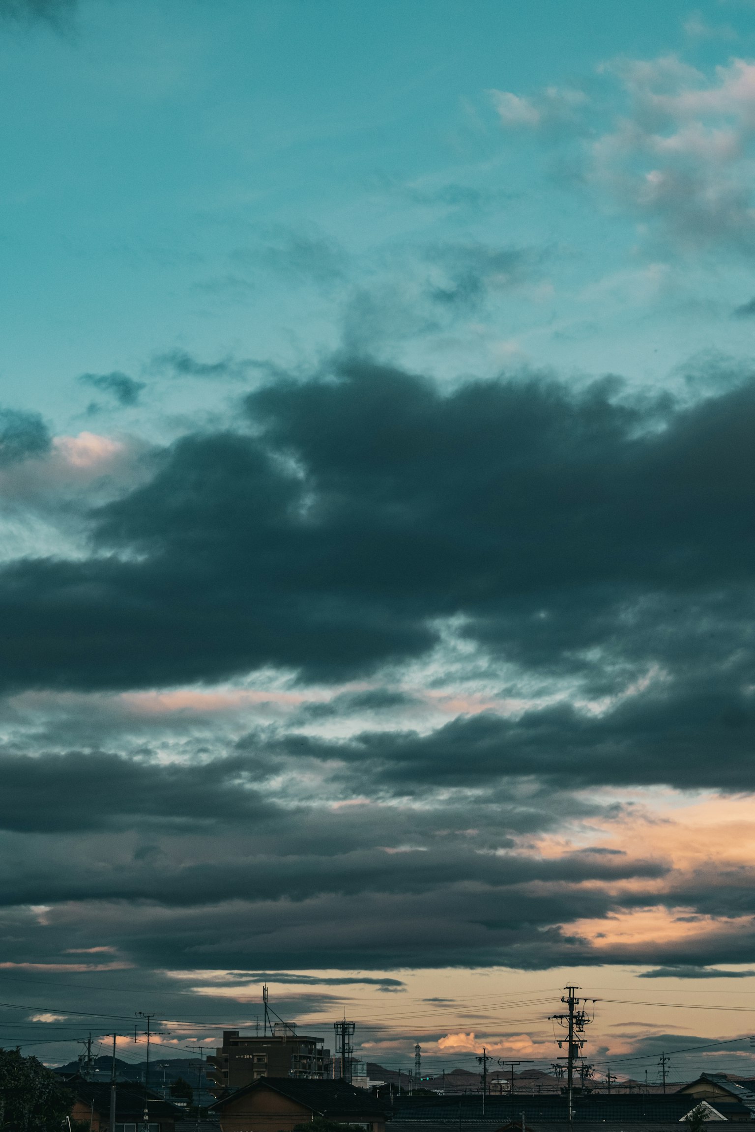 Eine Landschaft mit blauem Himmel und dunklen Wolken