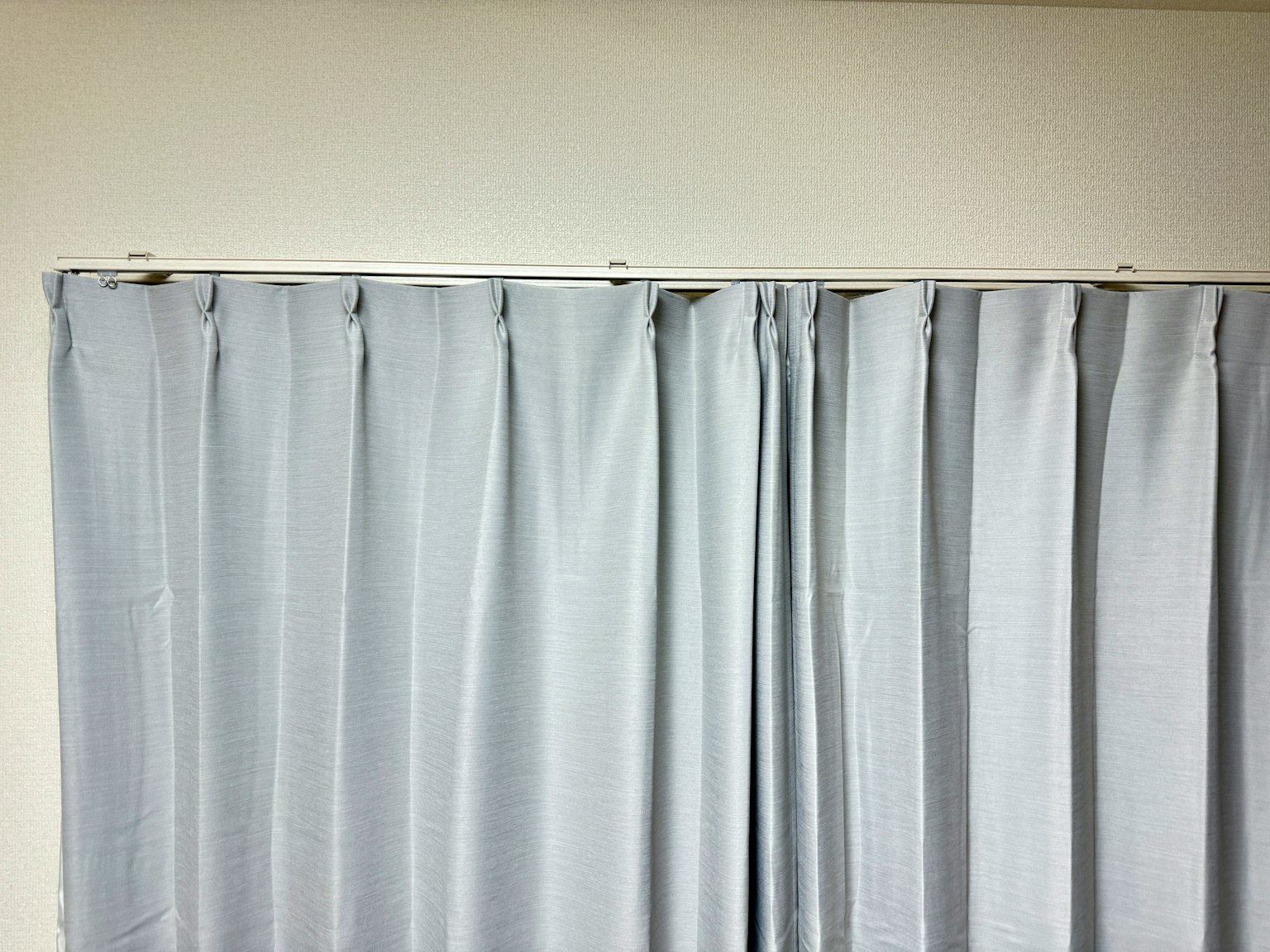 Cortinas gris claro colgadas sobre una ventana