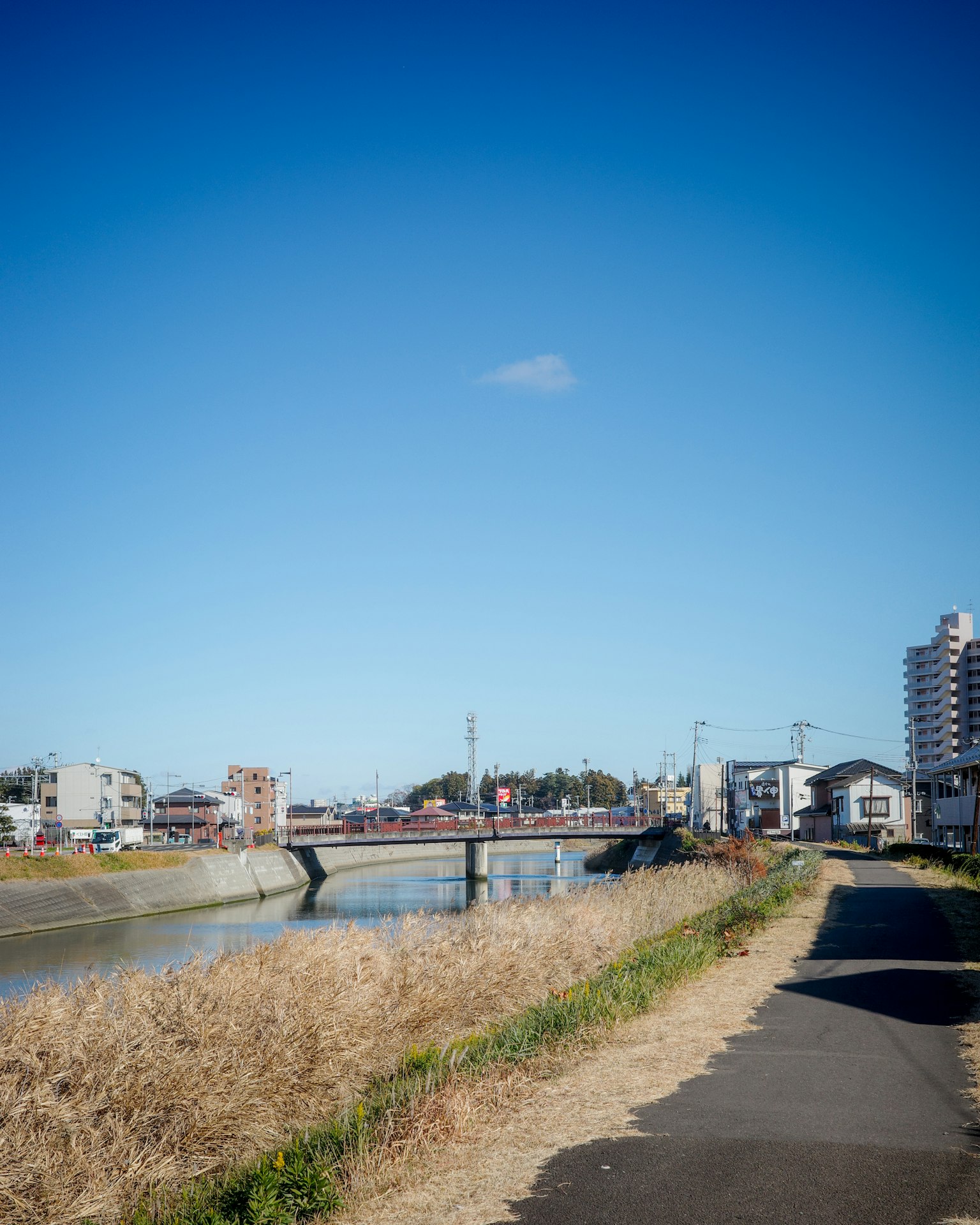 河岸风景，蓝天和人行道