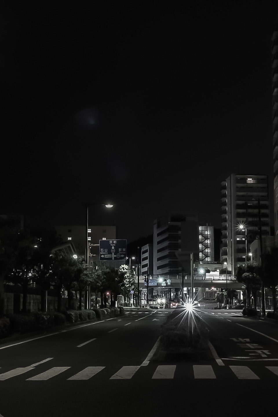 夜の道路と街並みの夜景