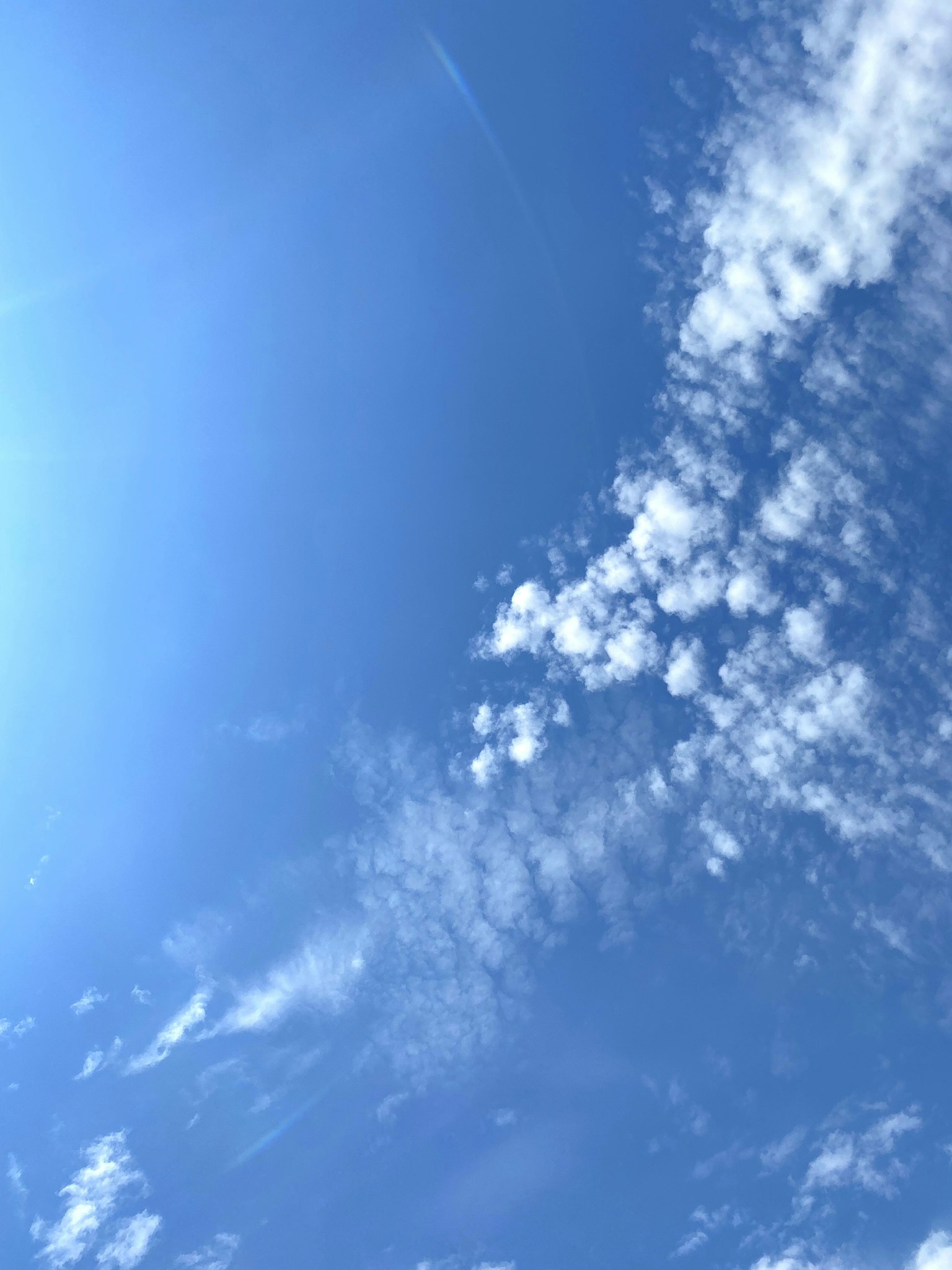 Une vue de nuages blancs dans un ciel bleu