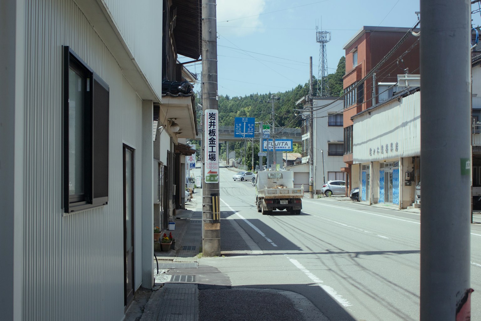 Scena di strada tranquilla con edifici e un camion