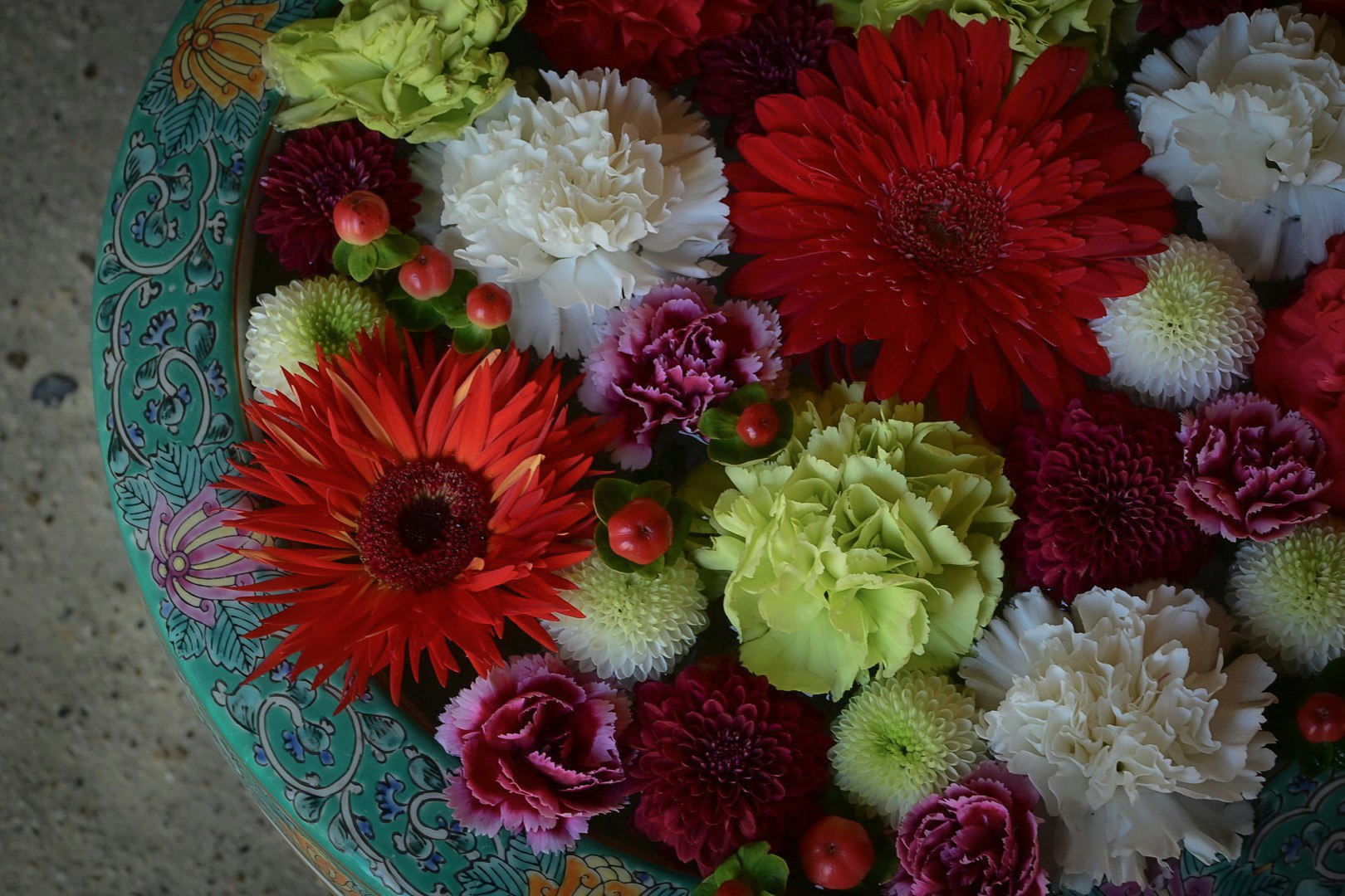 色とりどりの花を敷き詰めた花束のクローズアップ