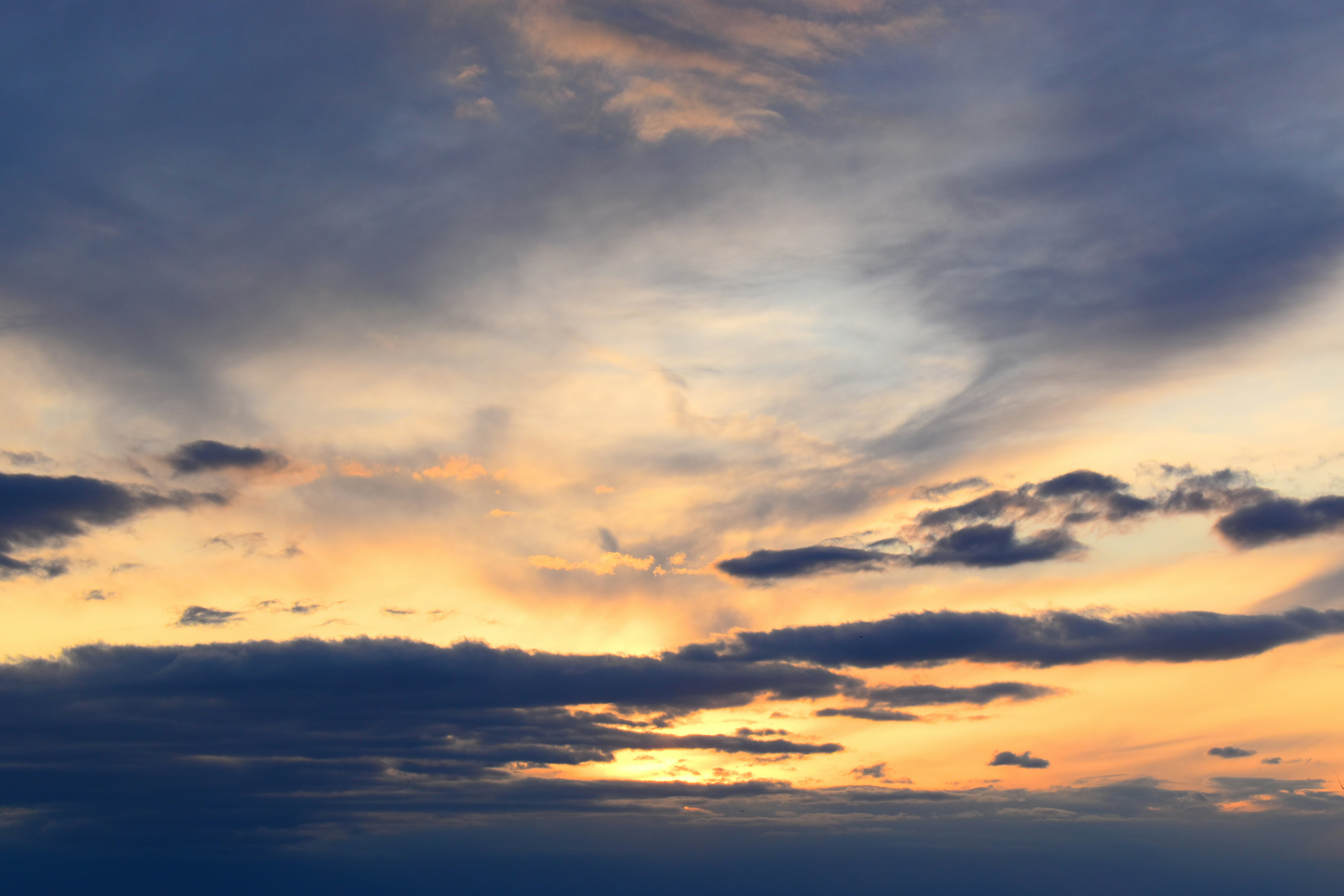 淡い夕空に広がる雲の風景