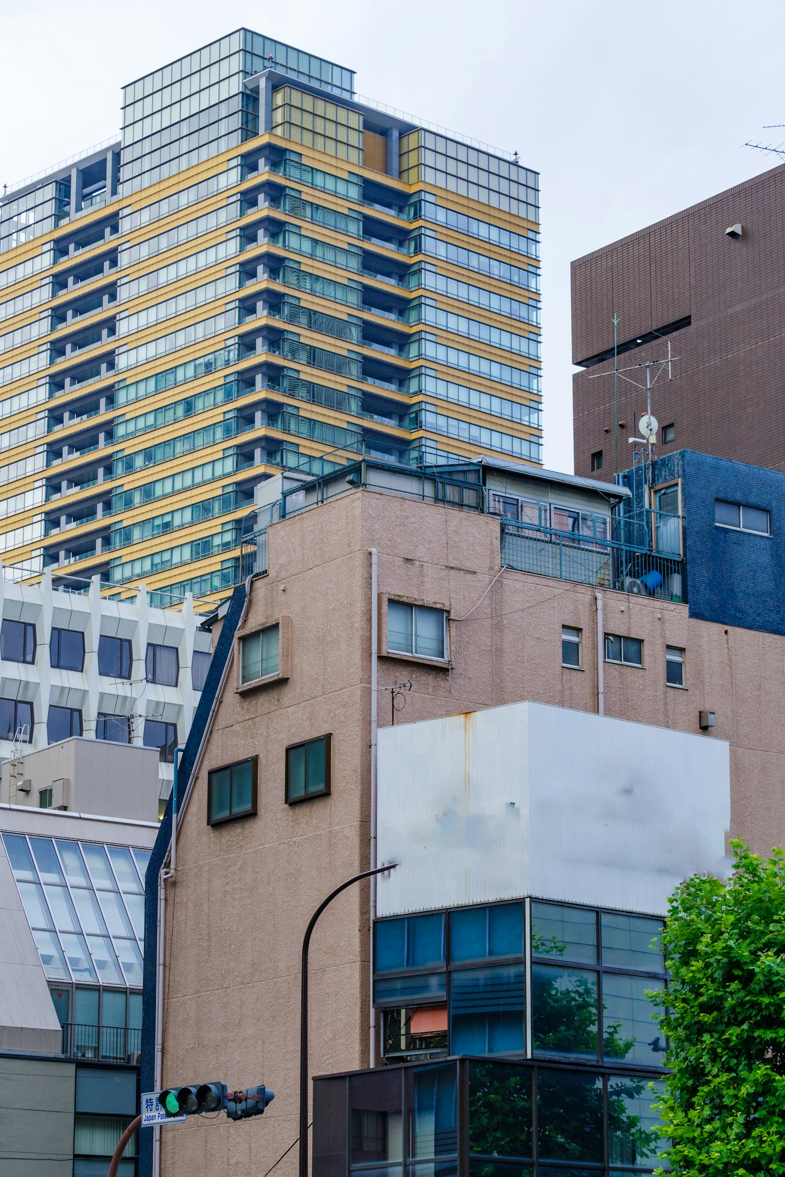 Paesaggio urbano con edifici dai design contrastanti