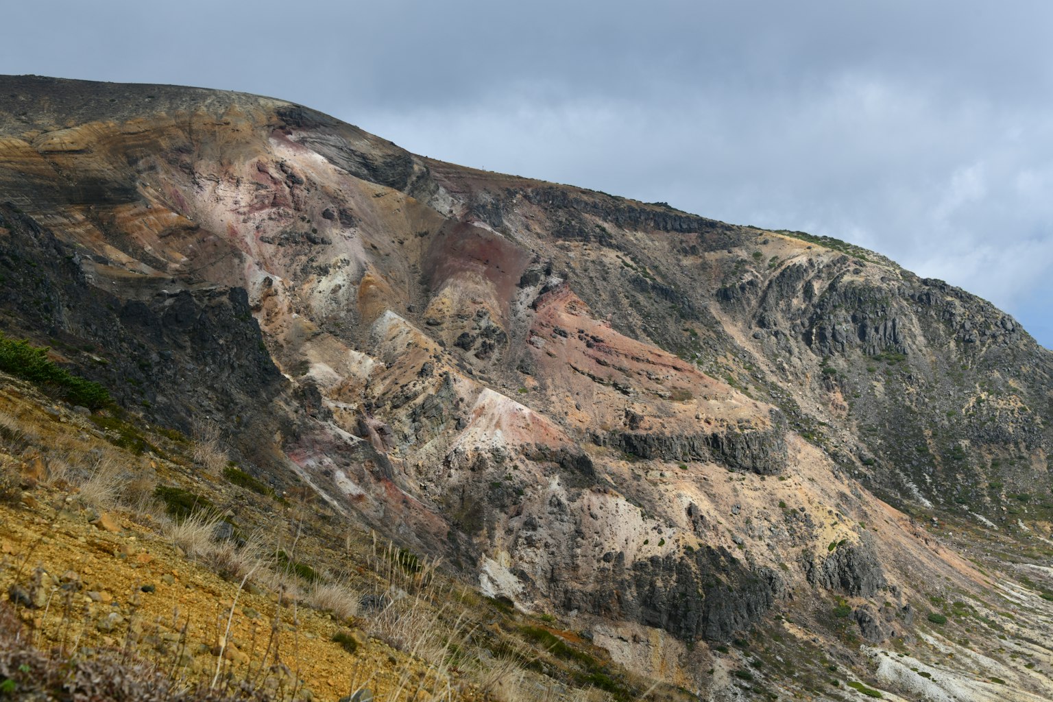 Paesaggio montano con formazioni rocciose colorate