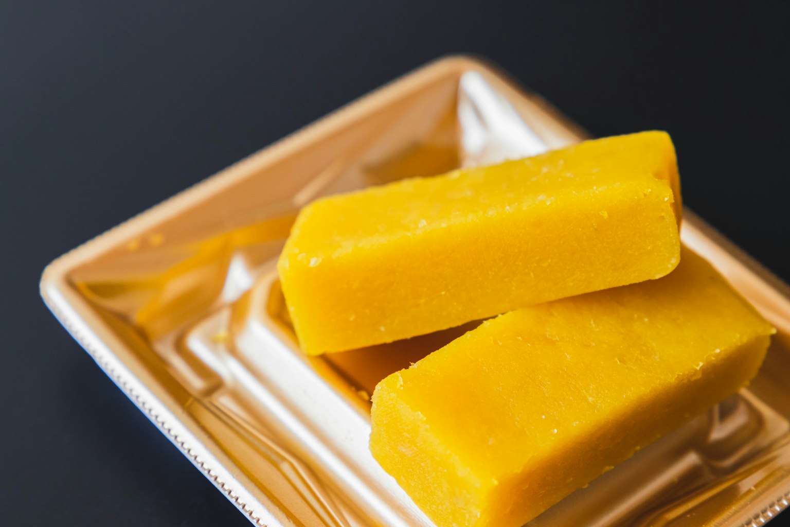 黃色甜點放在盤子上