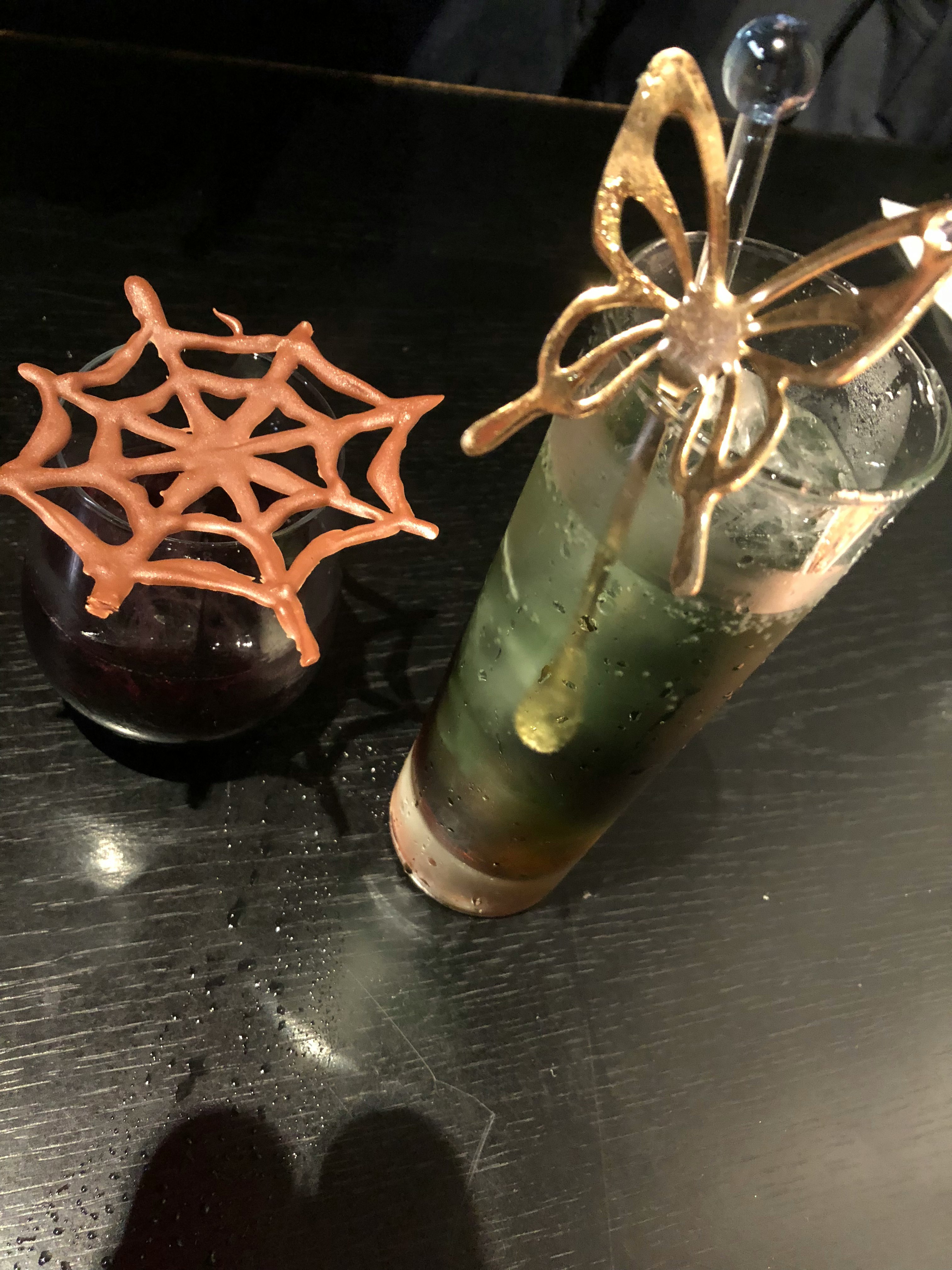 倒入氣泡與冰塊的雞尾酒杯