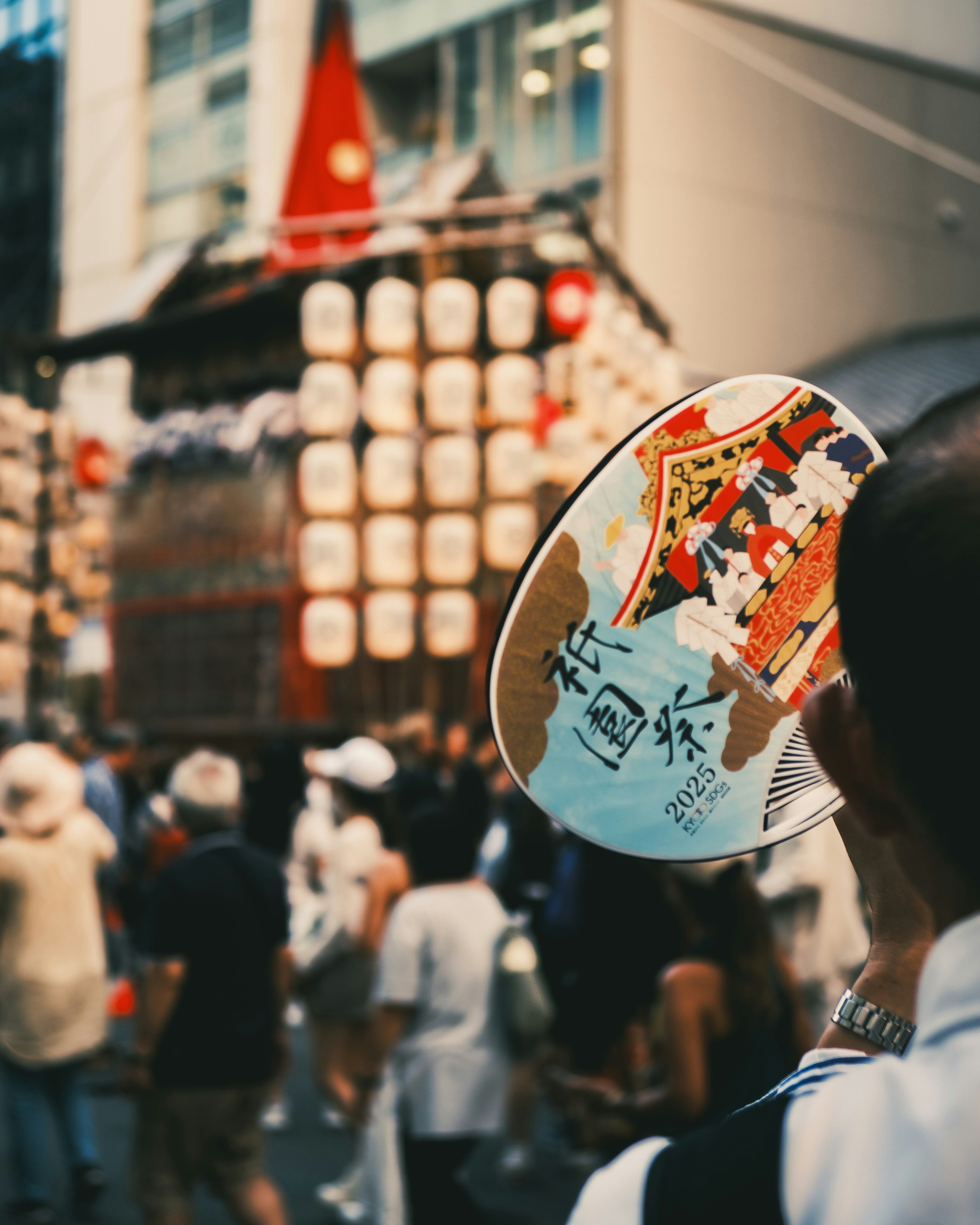Đèn lồng Gion Matsuri và đám đông trên phố