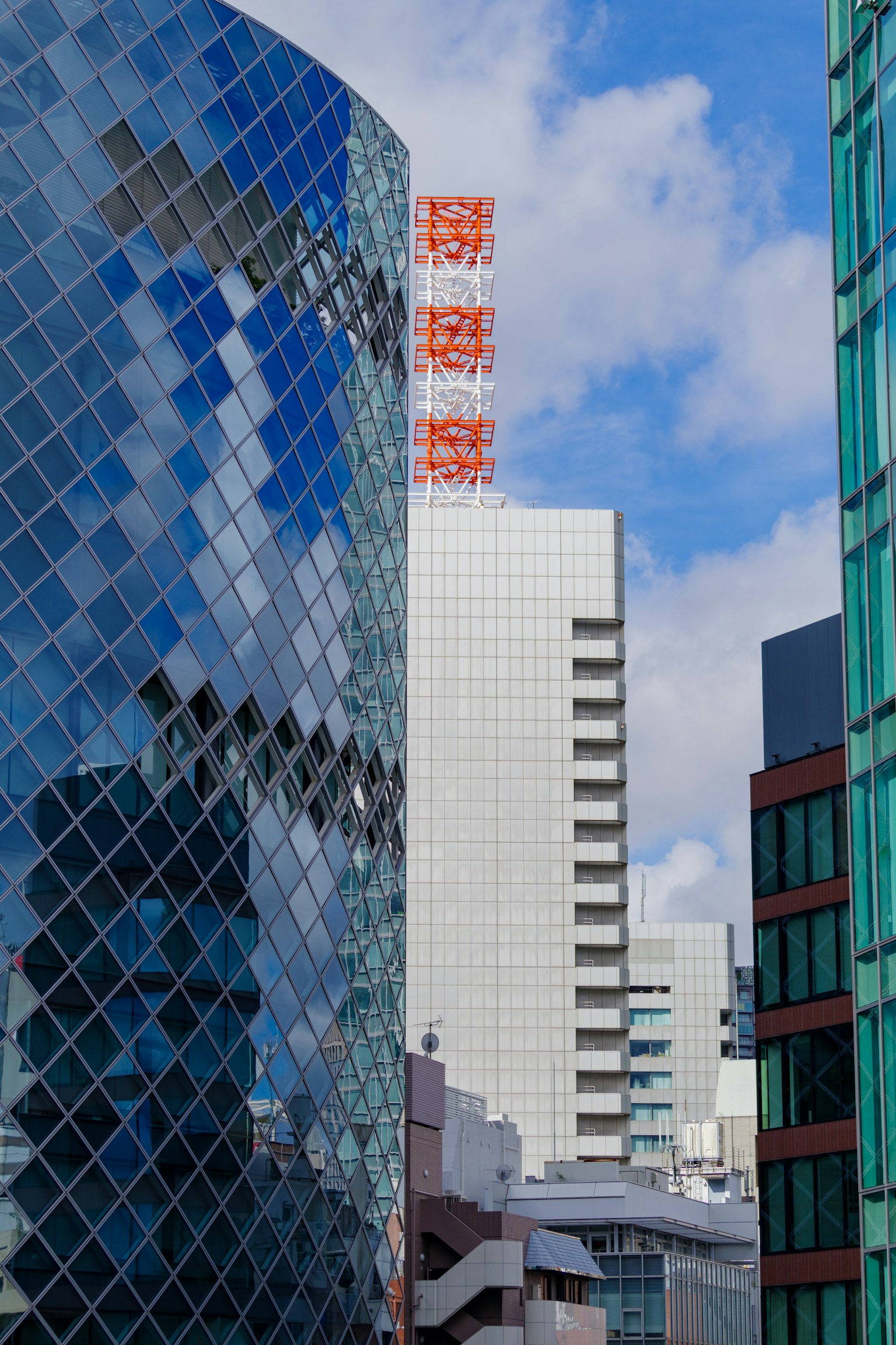 Paysage urbain avec des reflets de gratte-ciels et un ciel bleu