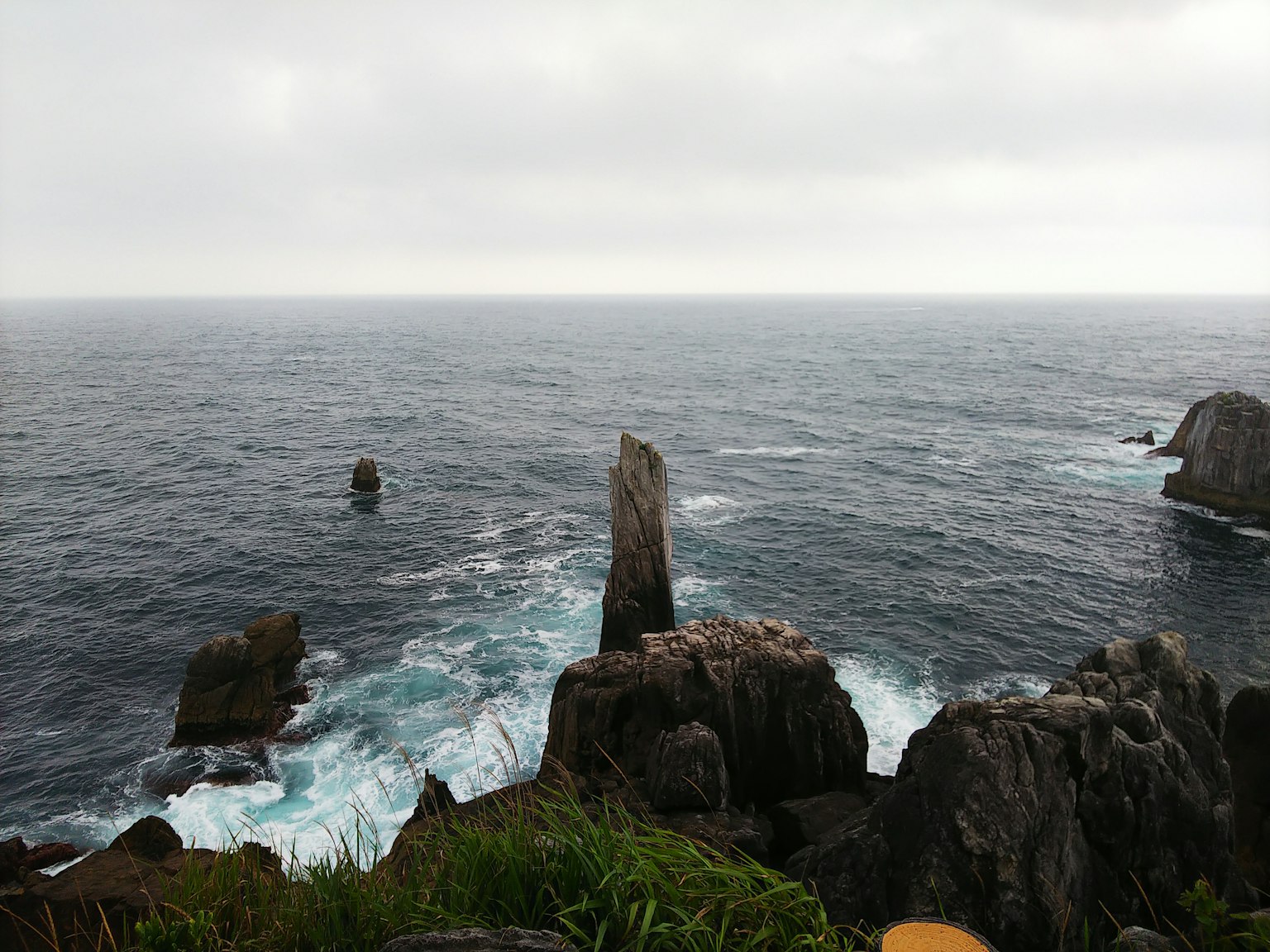 Formazioni rocciose sull'oceano con onde